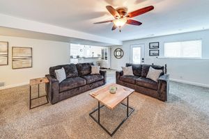 Alquiler Temporario - 4 Mi to K-state! Modern Garden-level Apt