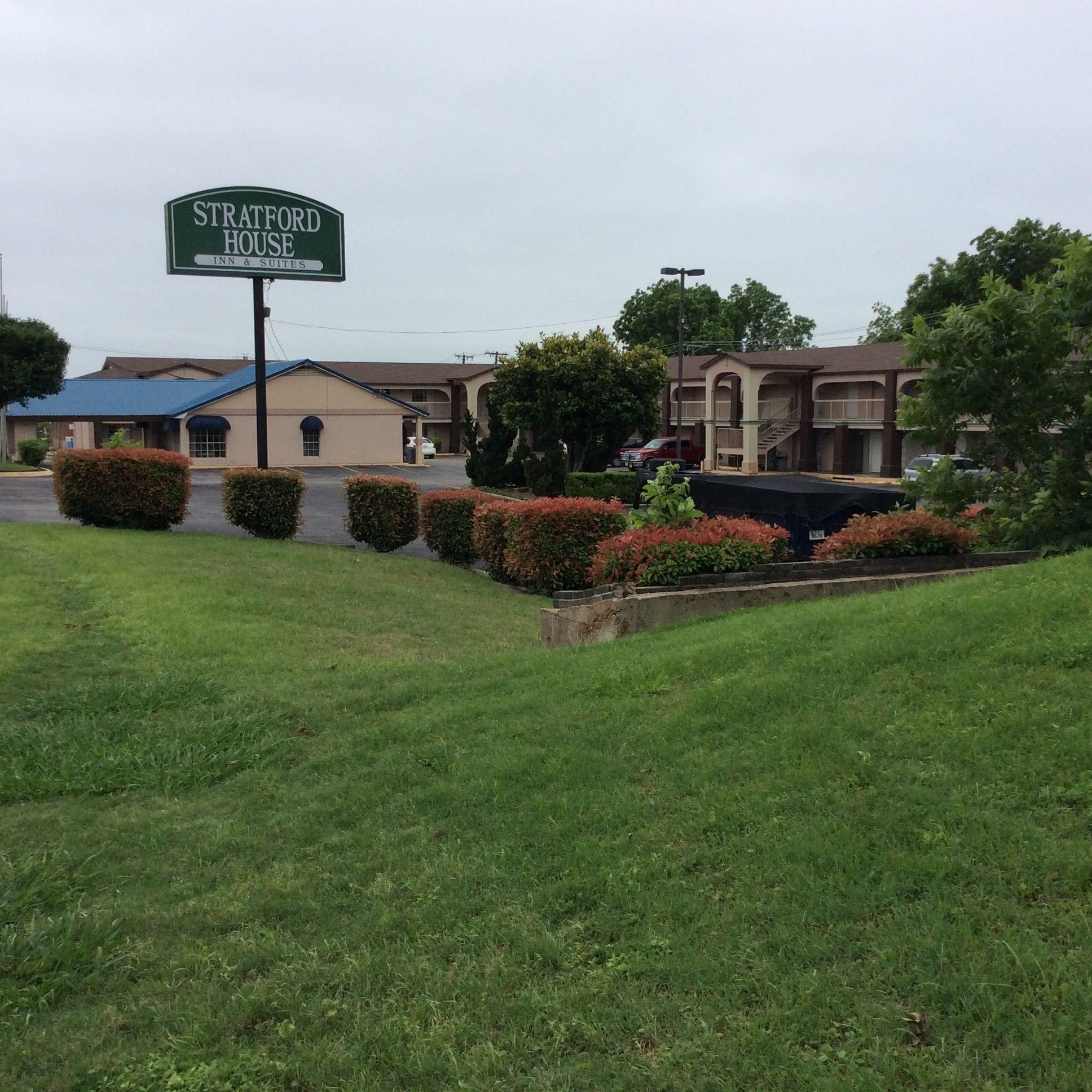 Vista Exterior Stratford House Inn and Suites
