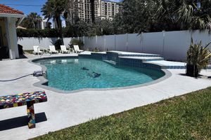 Alquiler Vacacional - Singer Island Beach Oasis: Heated Pool, Privacy Fence & Open Concept
