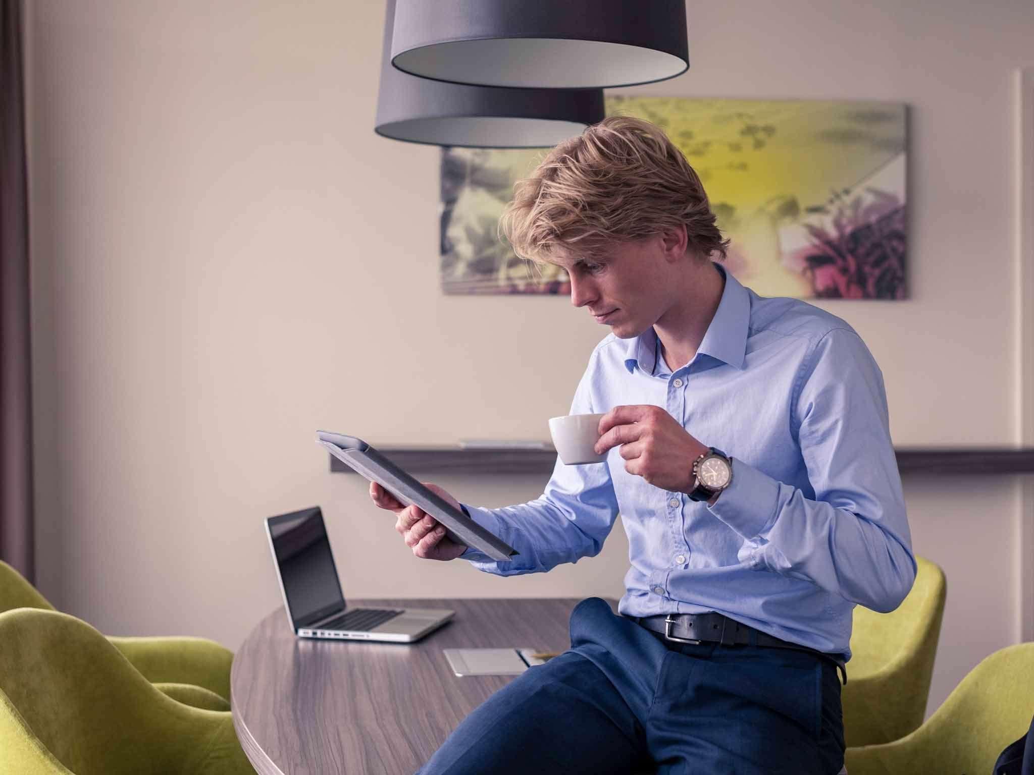 Centro de Negocios Mercure City Groningen Martiniplaza Hotel
