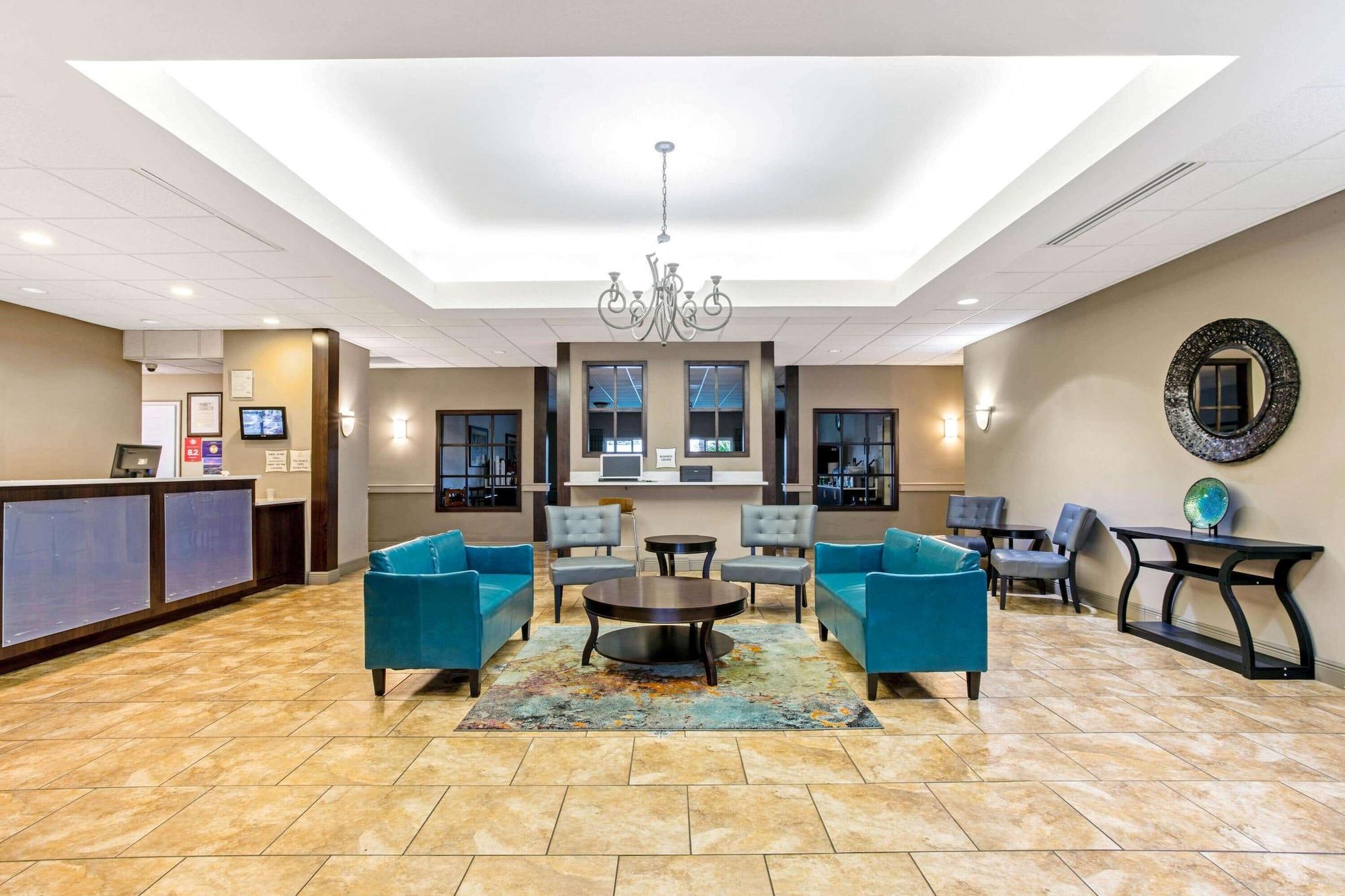 Vista Lobby La Quinta Inn & Suites by Wyndham Biloxi