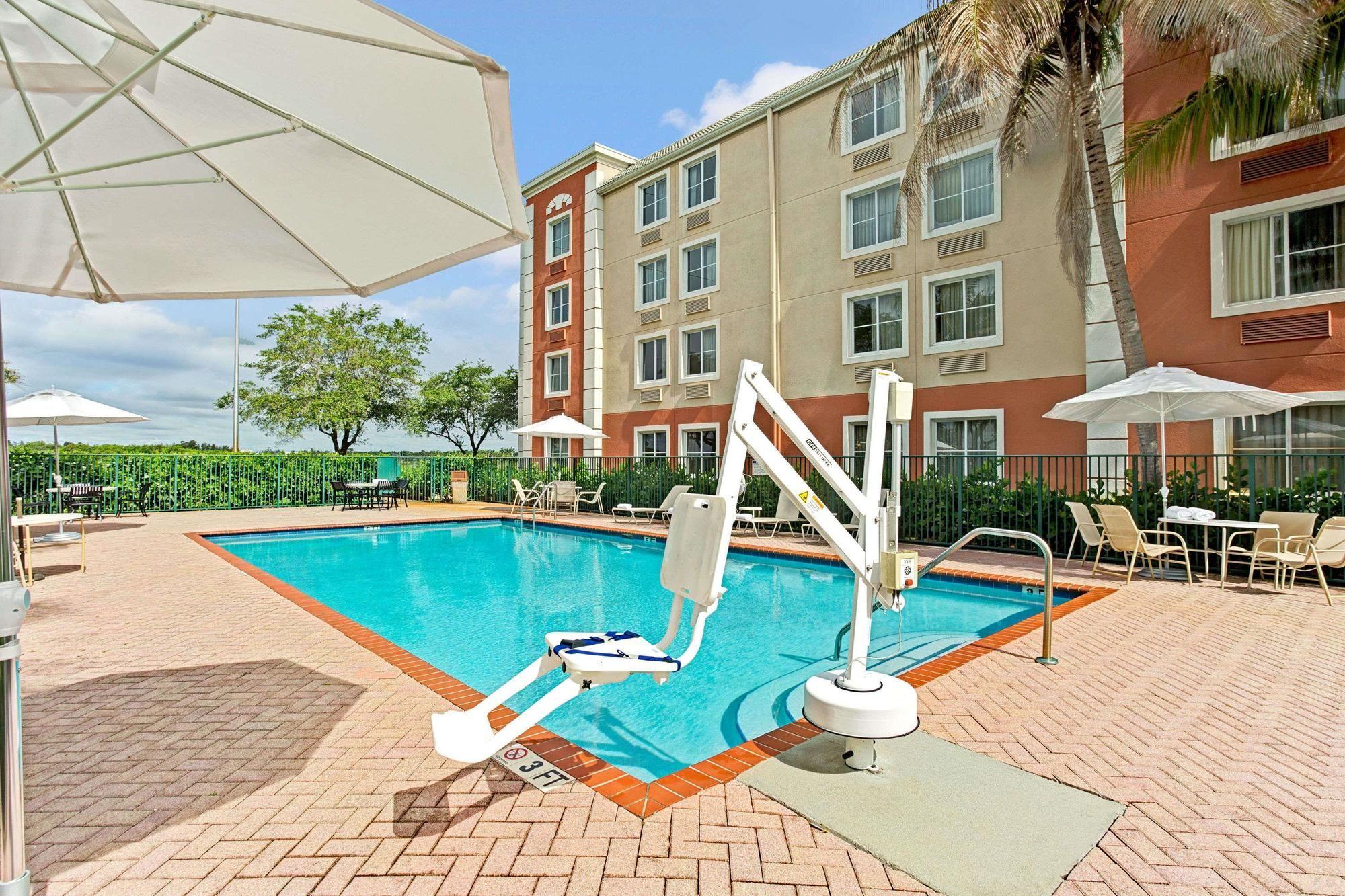 Pool view Baymont Inn And Suites West Miami Airport