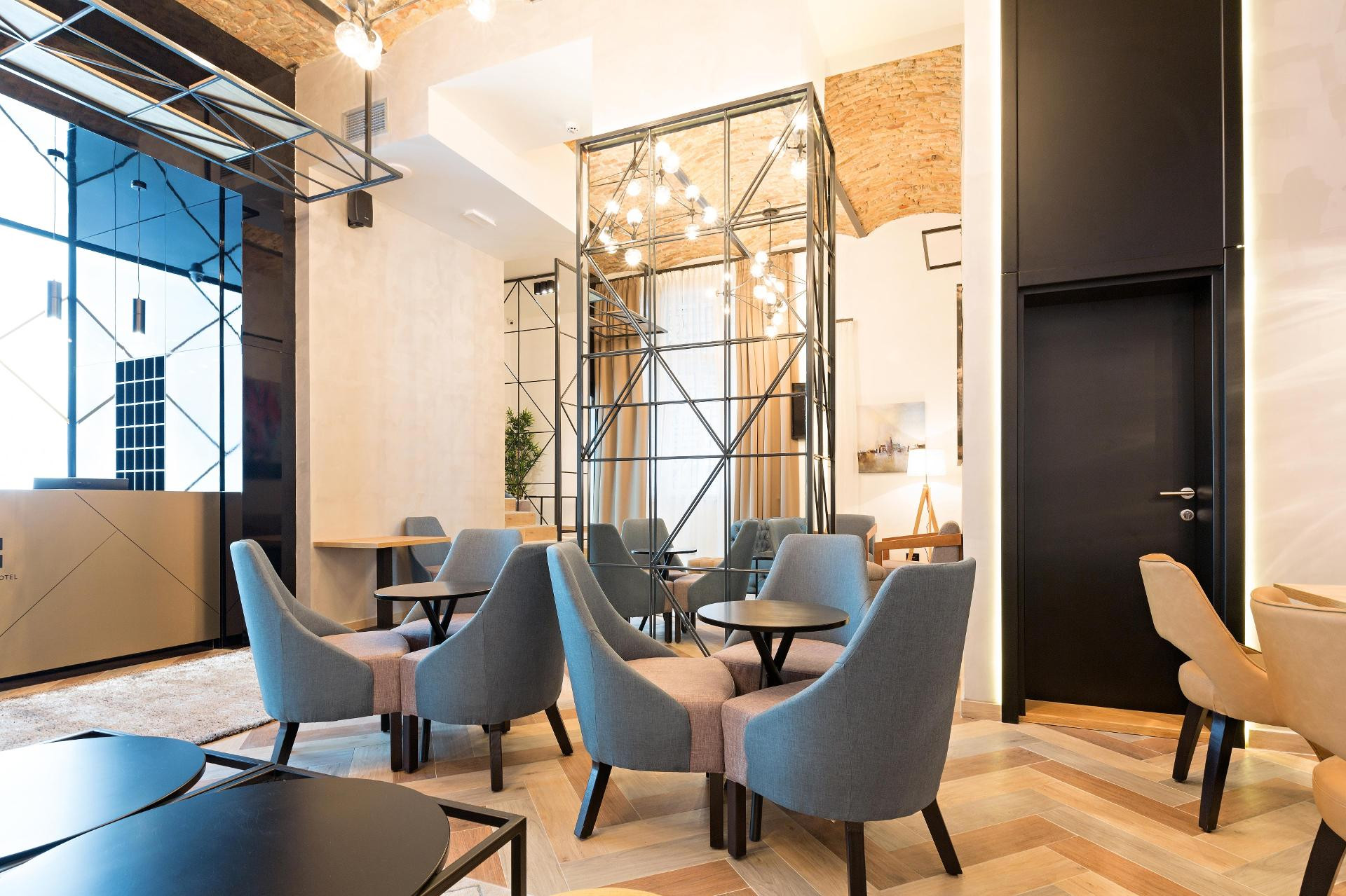 Vista Exterior Capital Hotel Garni