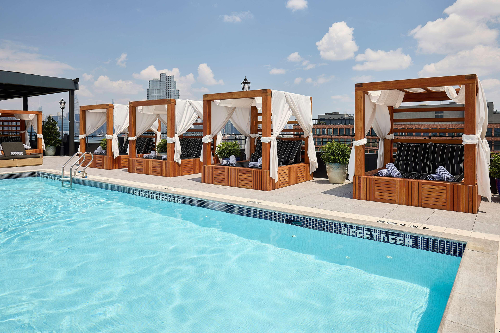 Vista Piscina Arlo Williamsburg