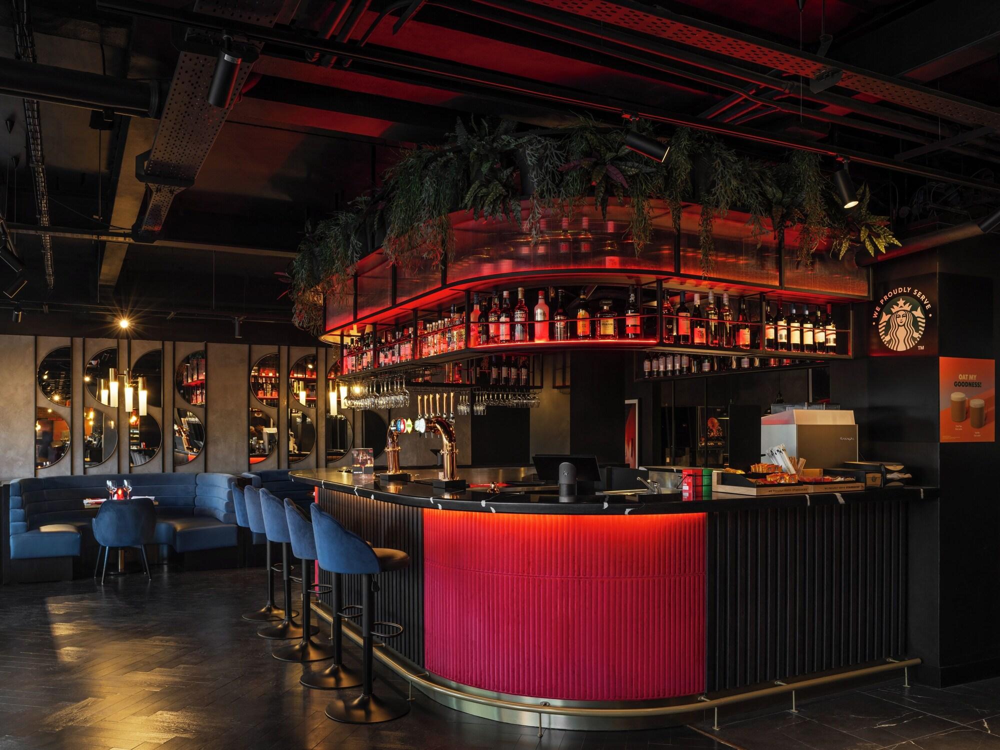 Bar/Salón Radisson RED London Gatwick Airport