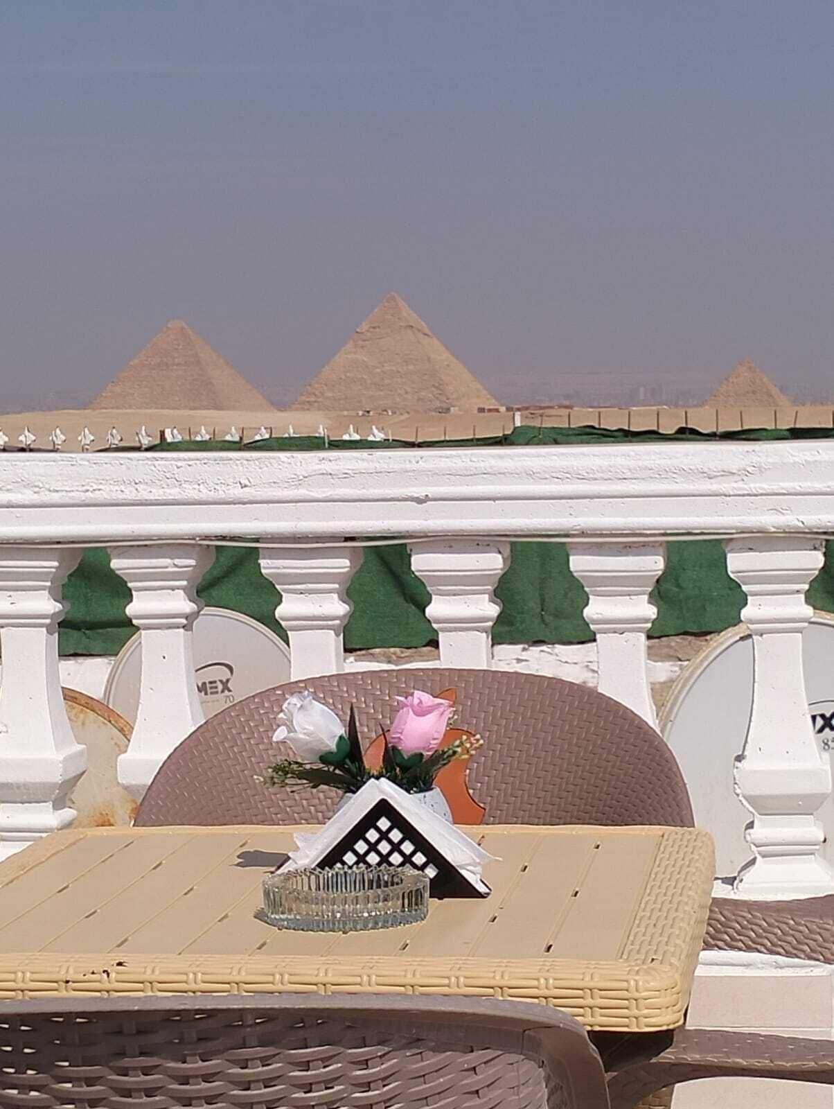 Varios Pyramids High View Inn