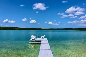 Alquiler Vacacional - 5 bed  3 bath - 10 beds - In town Traverse City with heated Pool on Cedar Lake!