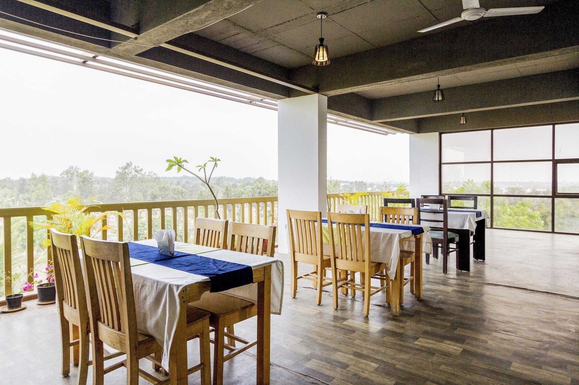 Restaurant FabHotel IWE Studio Yelahanka