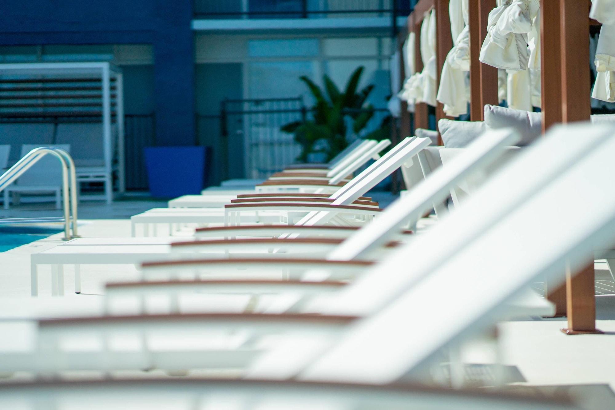 Vista Piscina DASKK Orlando Hotel near Universal Blvd, an Ascend Collection Hotel