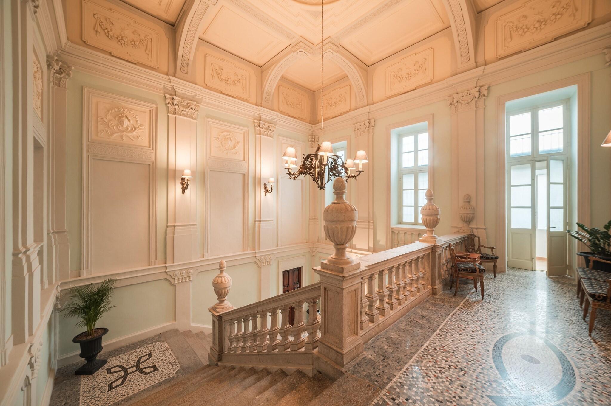 Vista Lobby Royal Palace Luxury Suites & Hotel