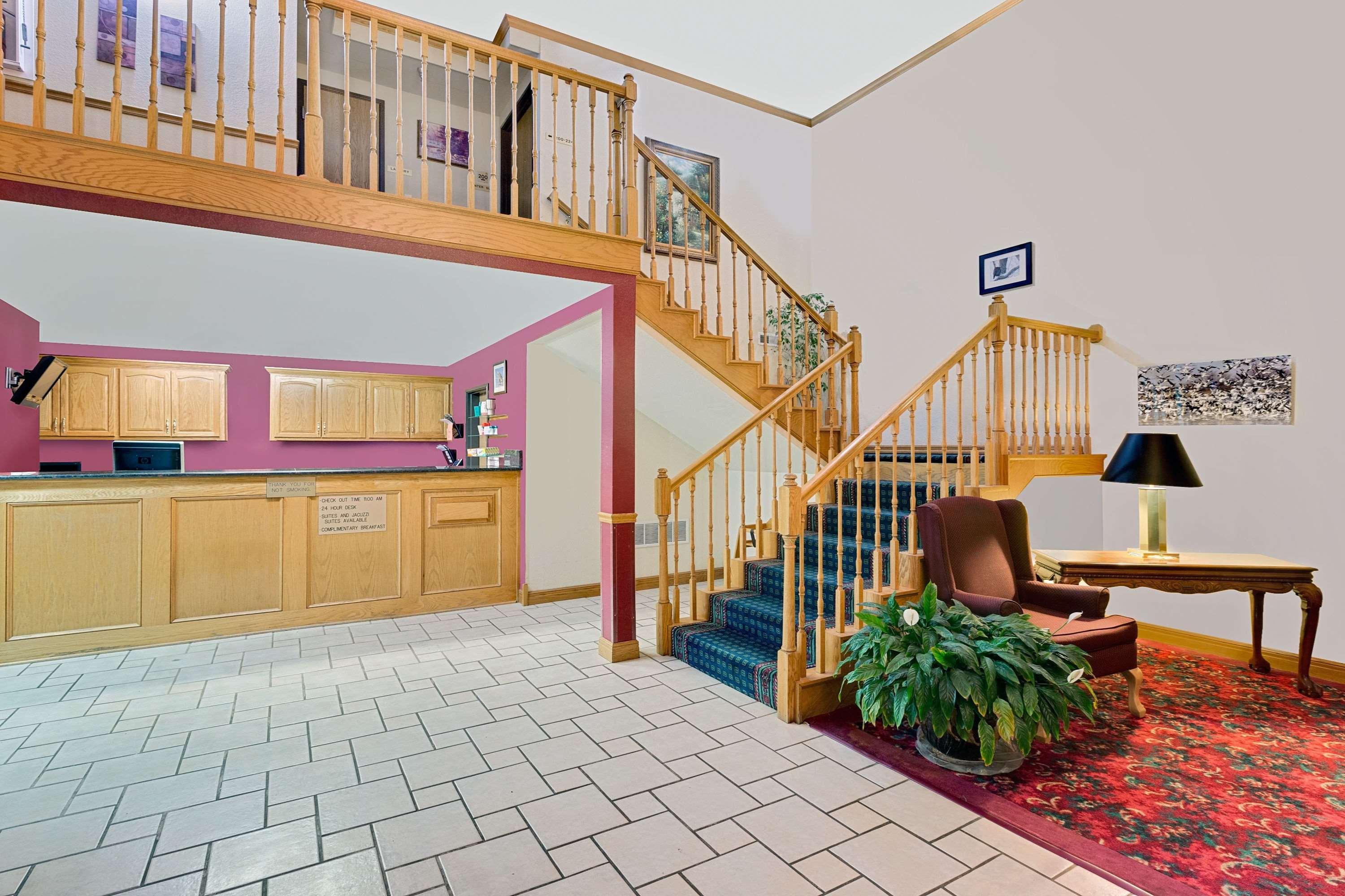 Vista Lobby Super 8 by Wyndham Mound City