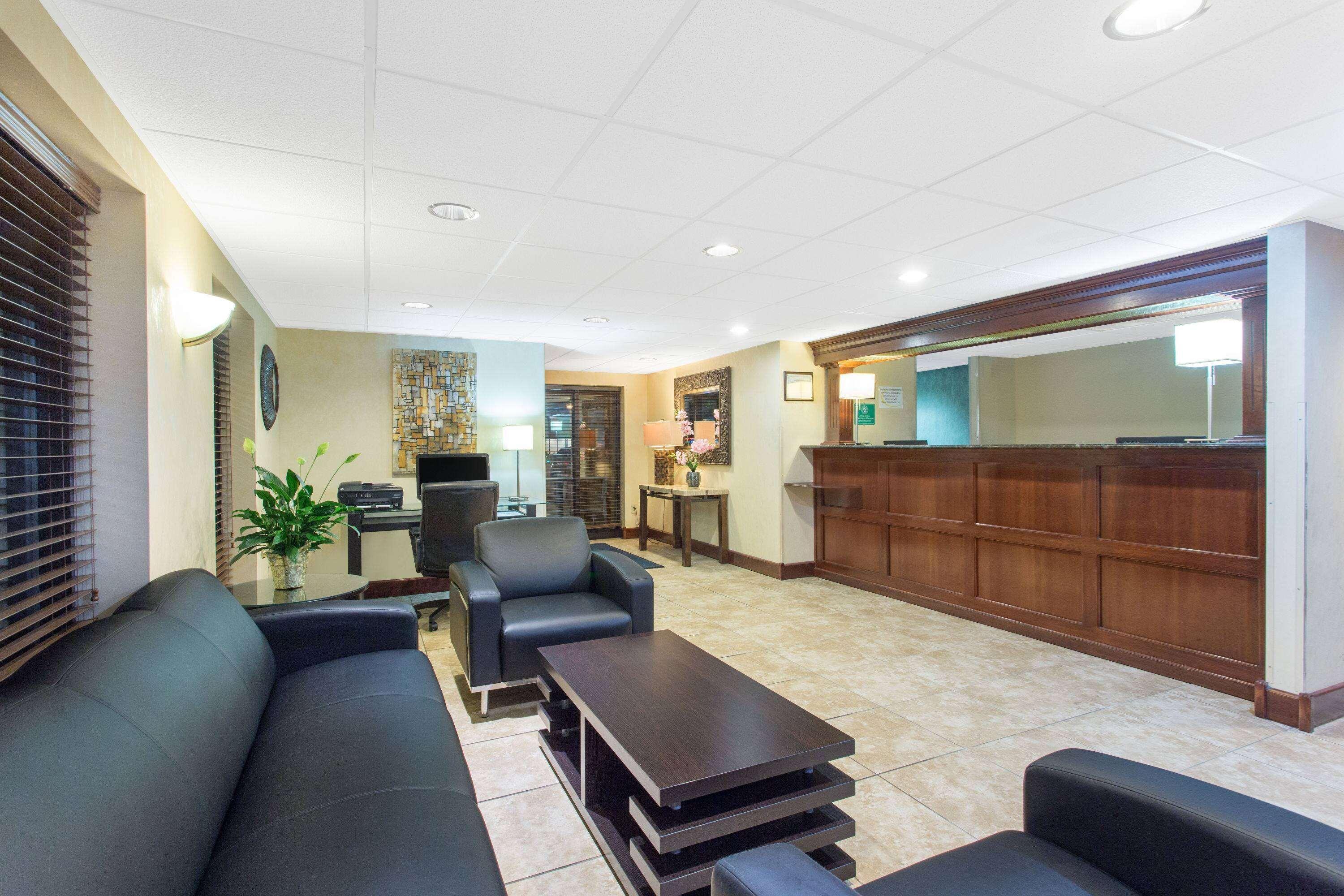 Vista Lobby Super 8 By Wyndham Beloit Wi