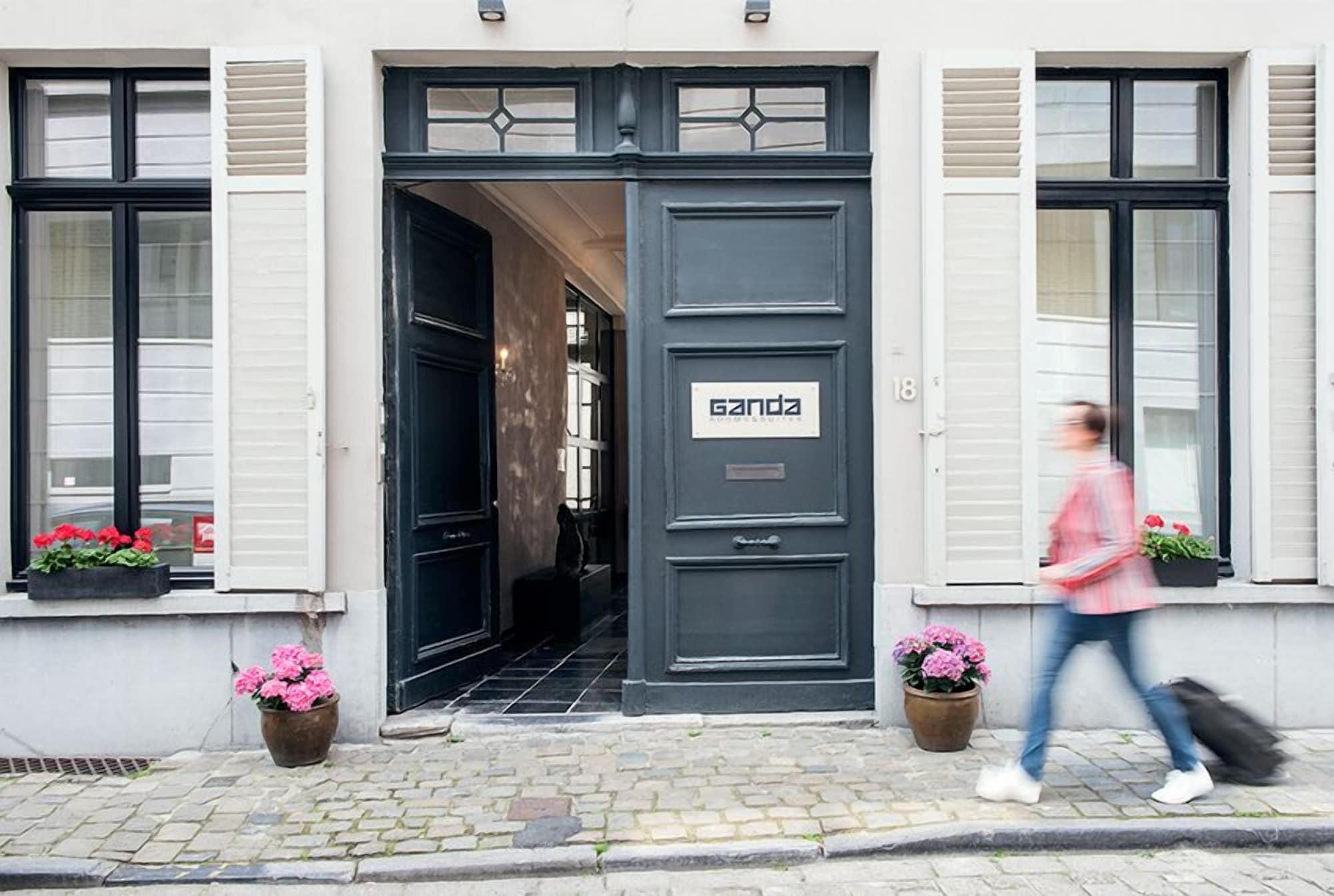 Vista Exterior Ganda Rooms & Suites