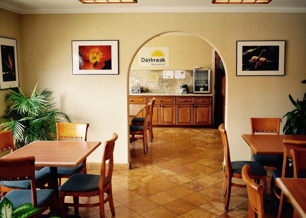 Restaurant Days Inn by Wyndham Anaheim Near the Park