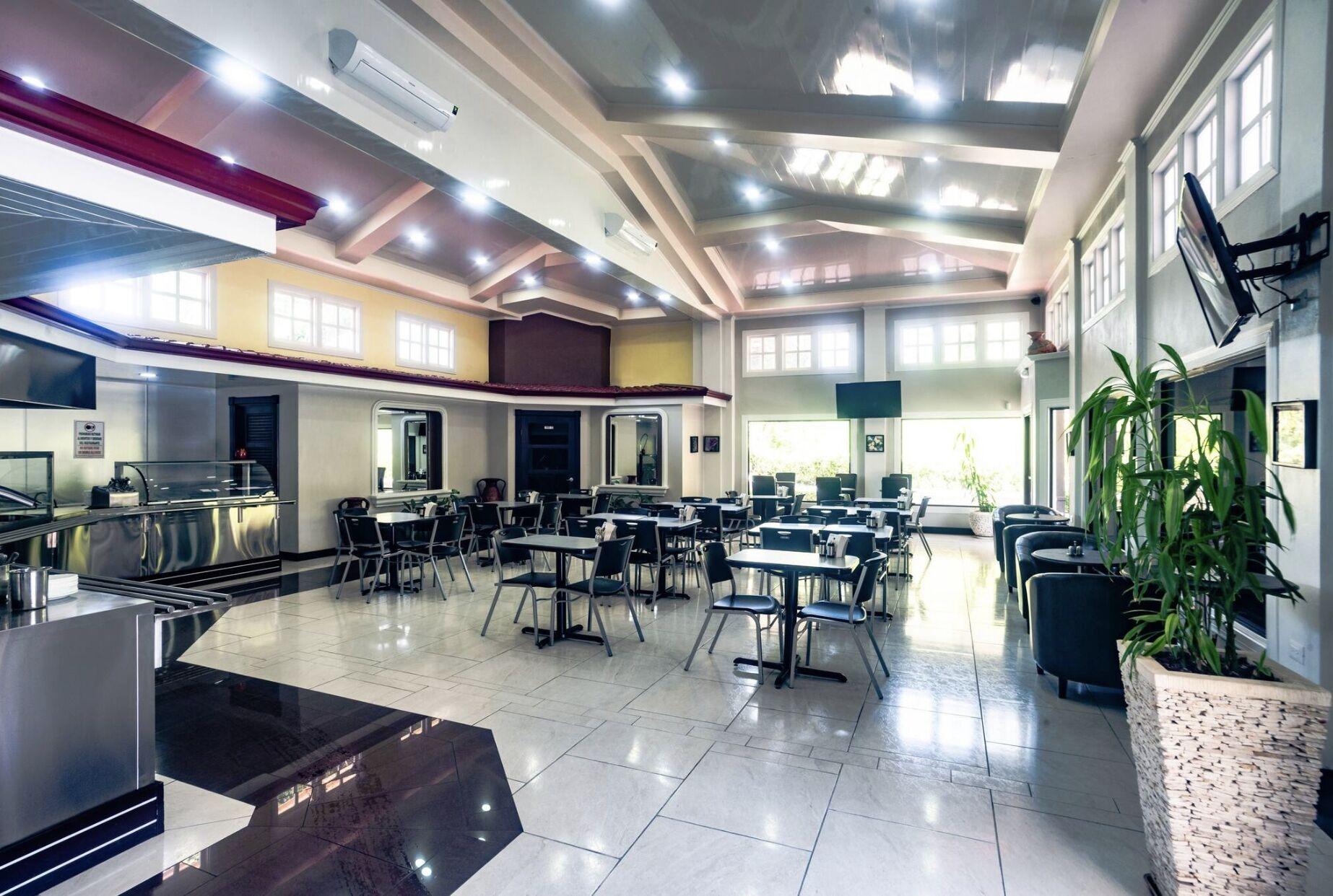 Restaurant Prado Inn & Suites