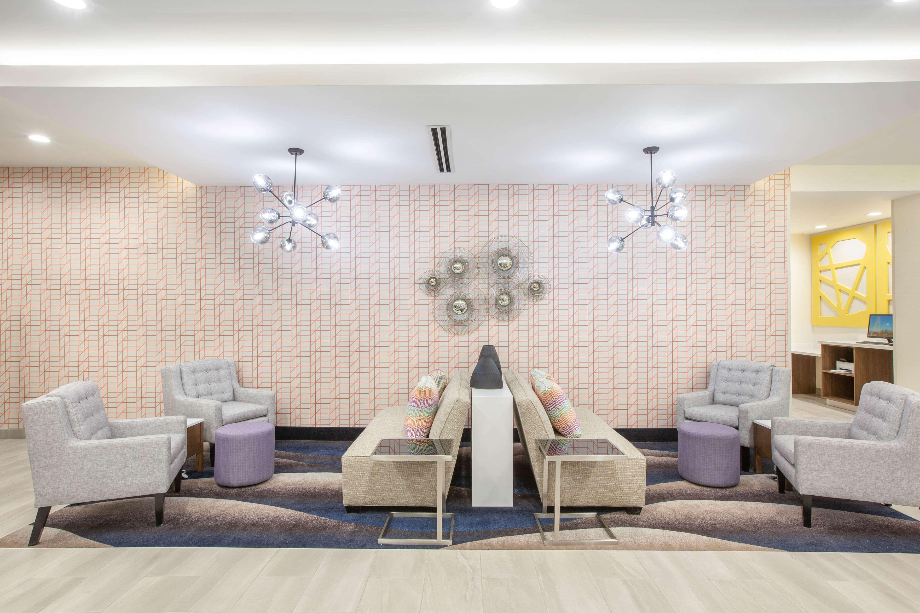 Vista Lobby La Quinta Inn & Suites by Wyndham Dallas Duncanville