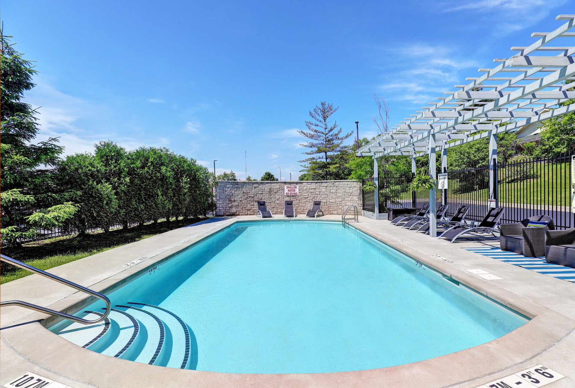 Vista Piscina Holiday Inn Express Whitby Oshawa
