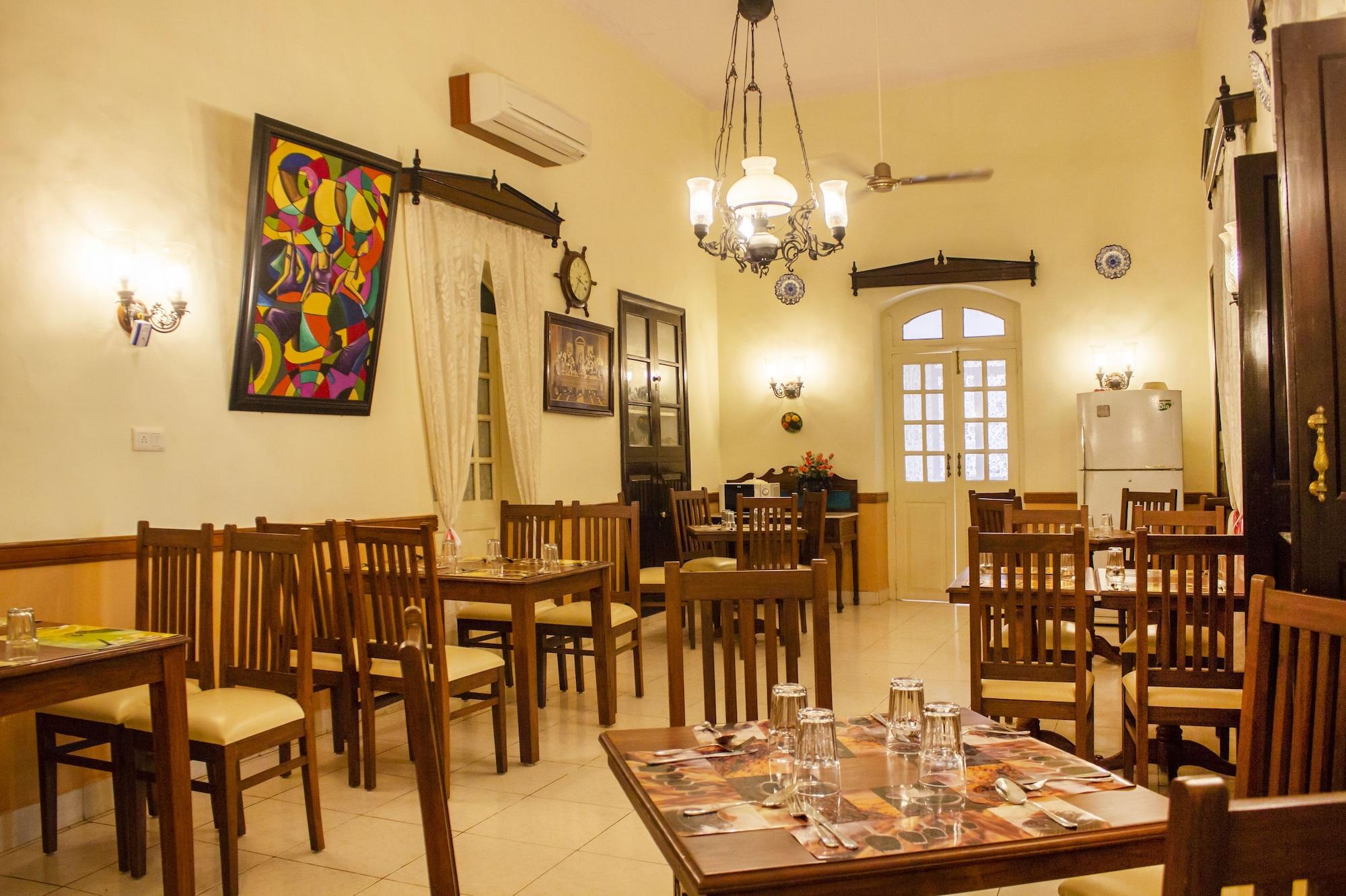 Restaurant FabHotel Prazeres Boutique PanajI