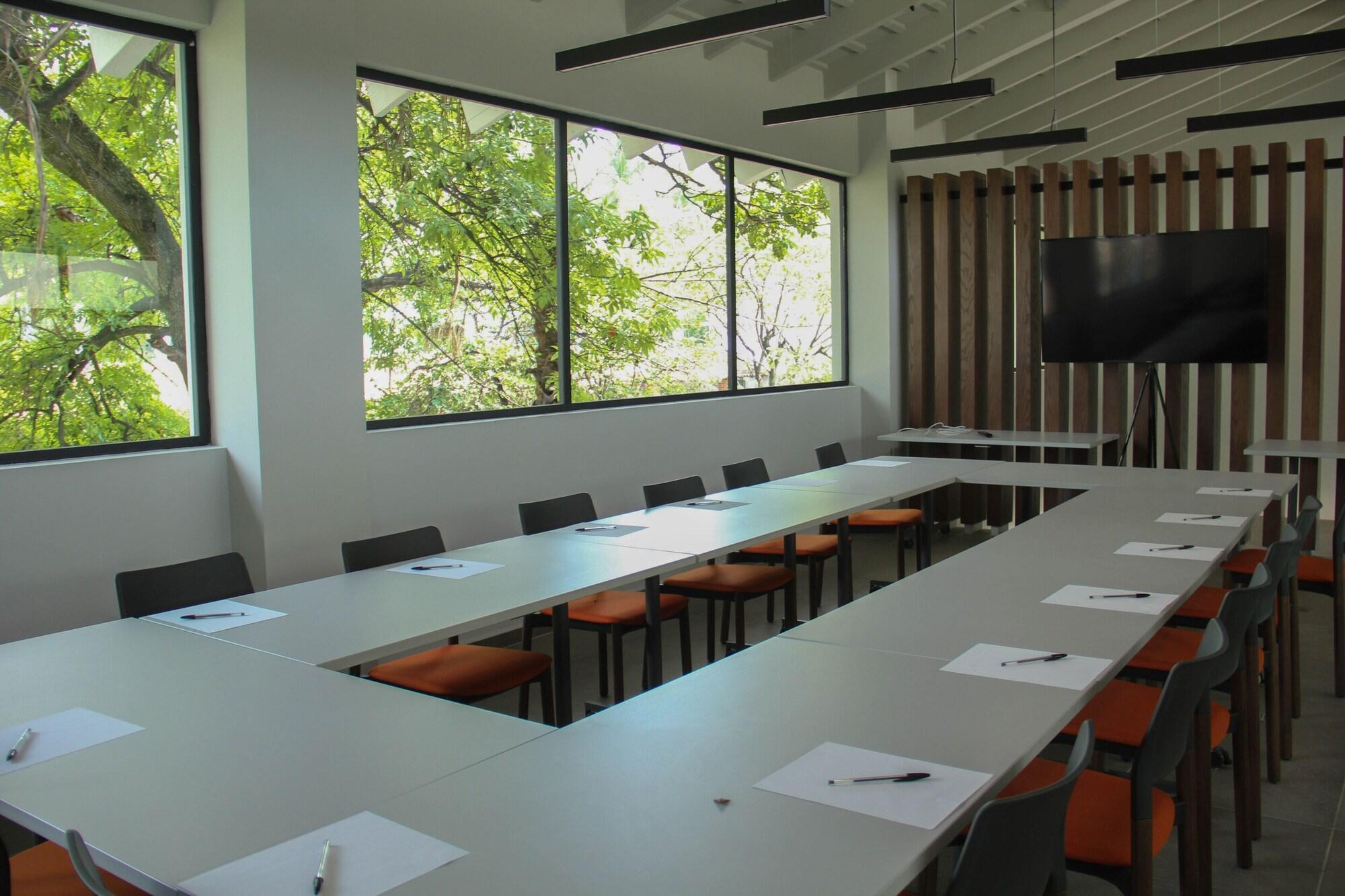 Centro de Negocios Hotel Balneario Parque Acuático La Caldera