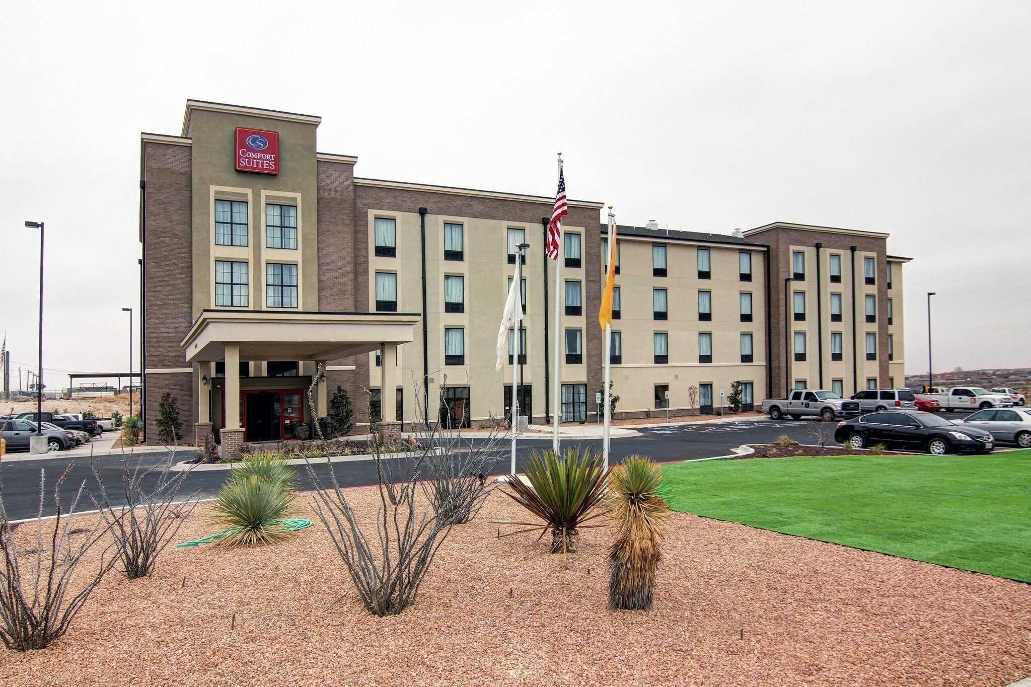 Vista Exterior Comfort Suites Carlsbad