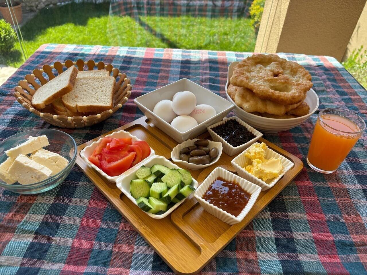 Restaurant Villa Zoi A Stay to Remember I Guest House in Elbasan Castle