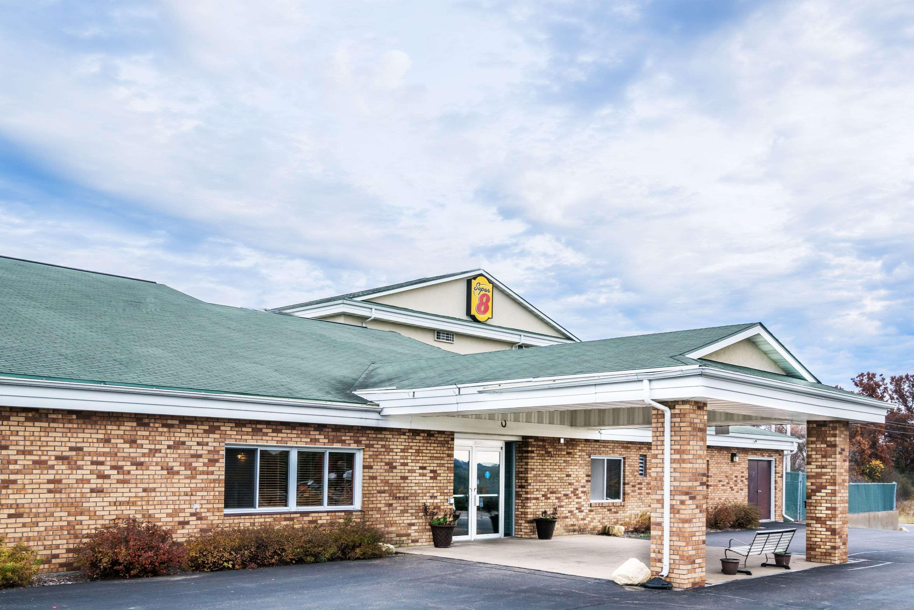 Vista Exterior Super 8 By Wyndham Osseo Wi