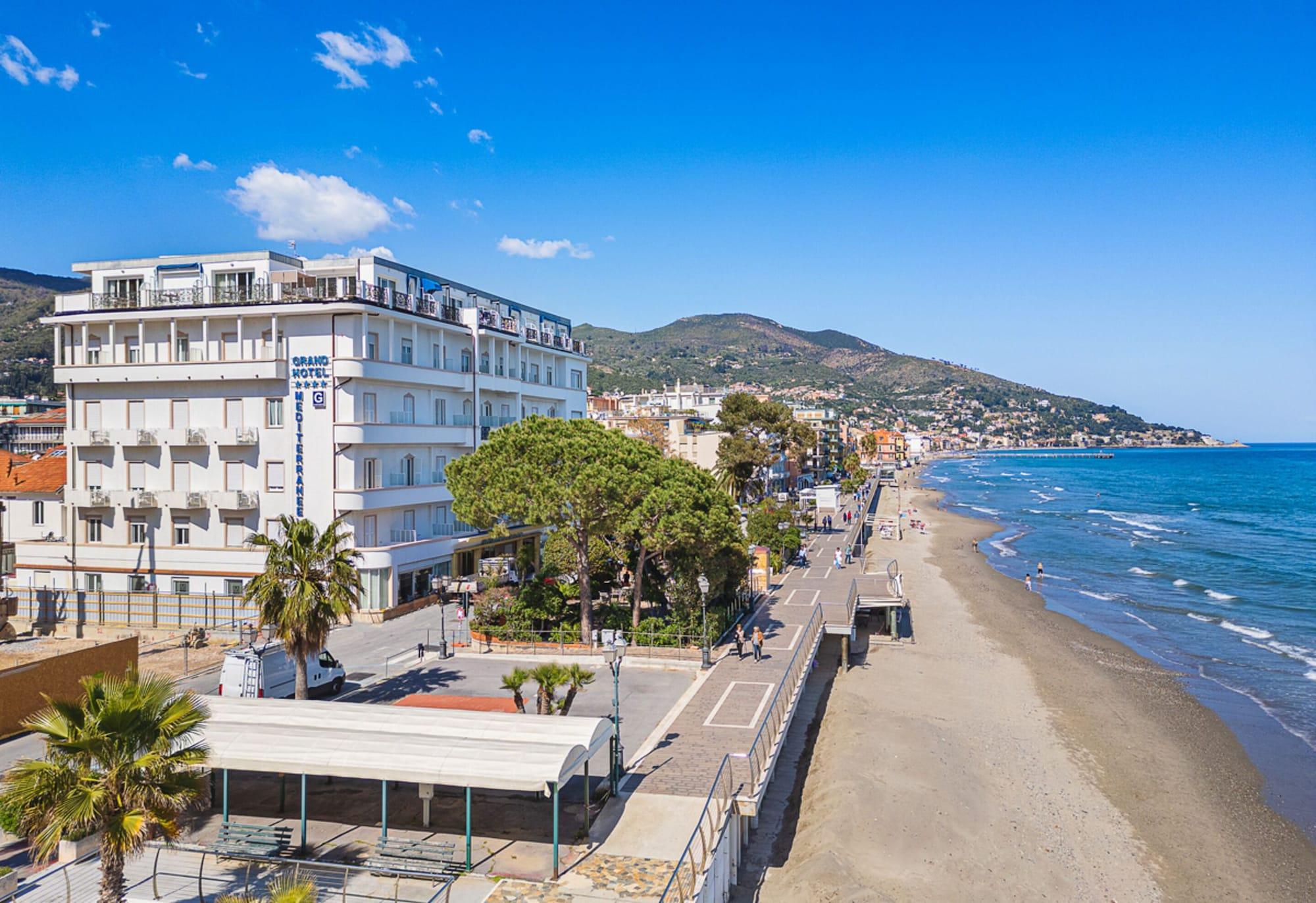 Vista Exterior Grand Hotel Mediterranee