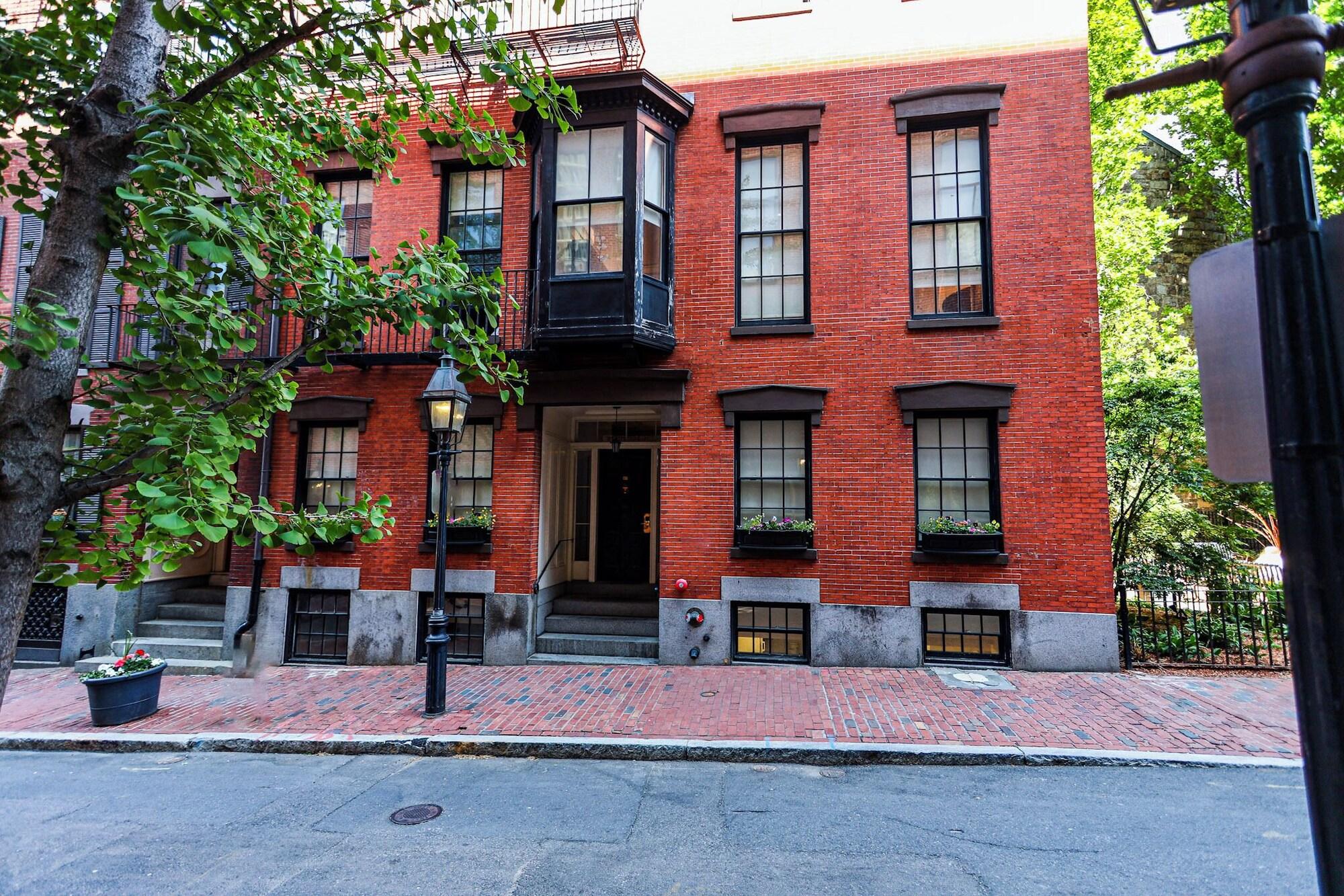 Vista Exterior Maverick Suites at 40 Temple St