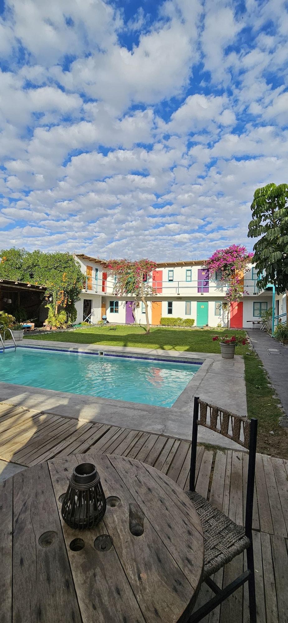 Bar/Salón The Upcycled Hostel