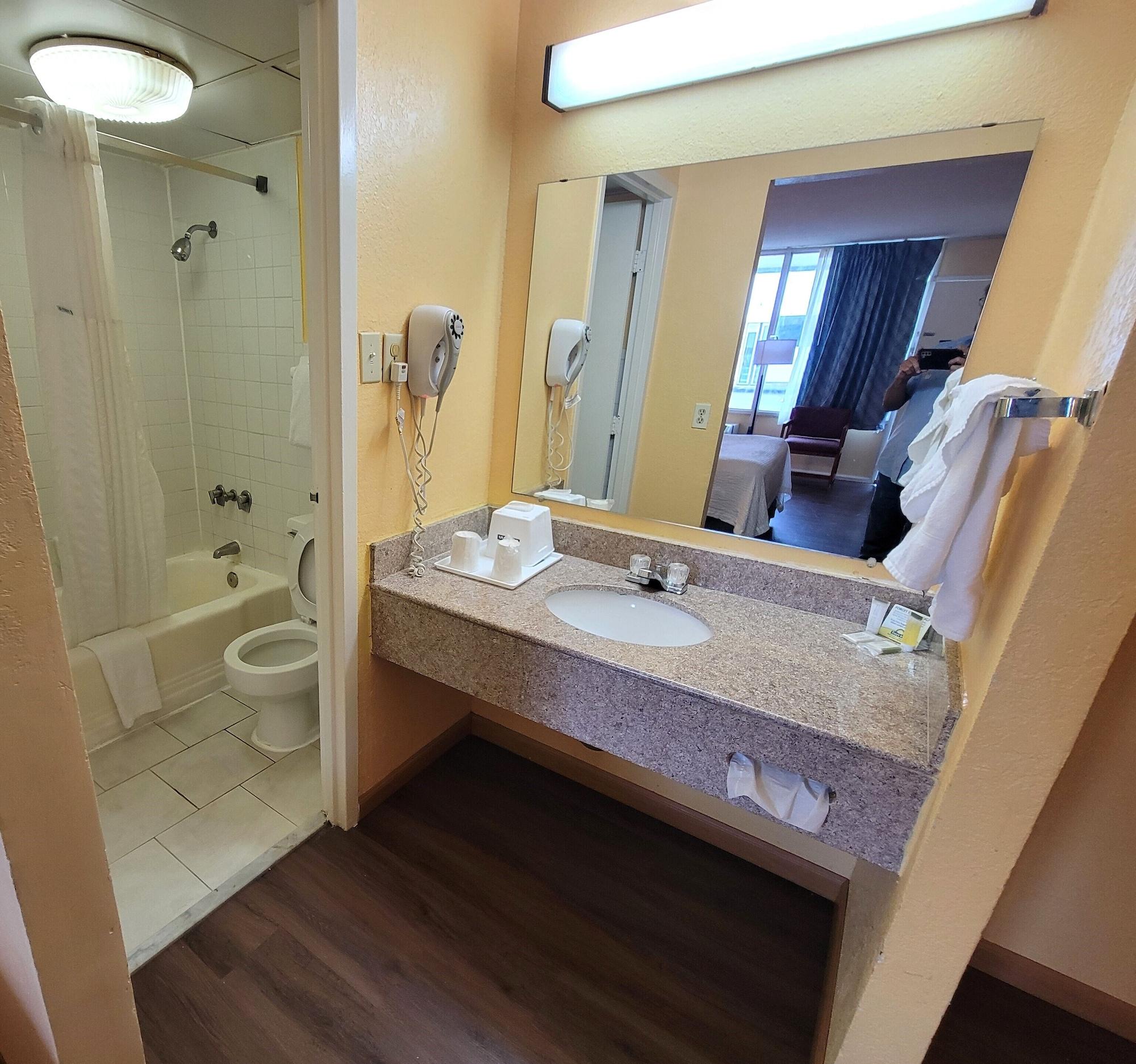 Equipamiento de Habitación Days Inn by Wyndham Alexandria South
