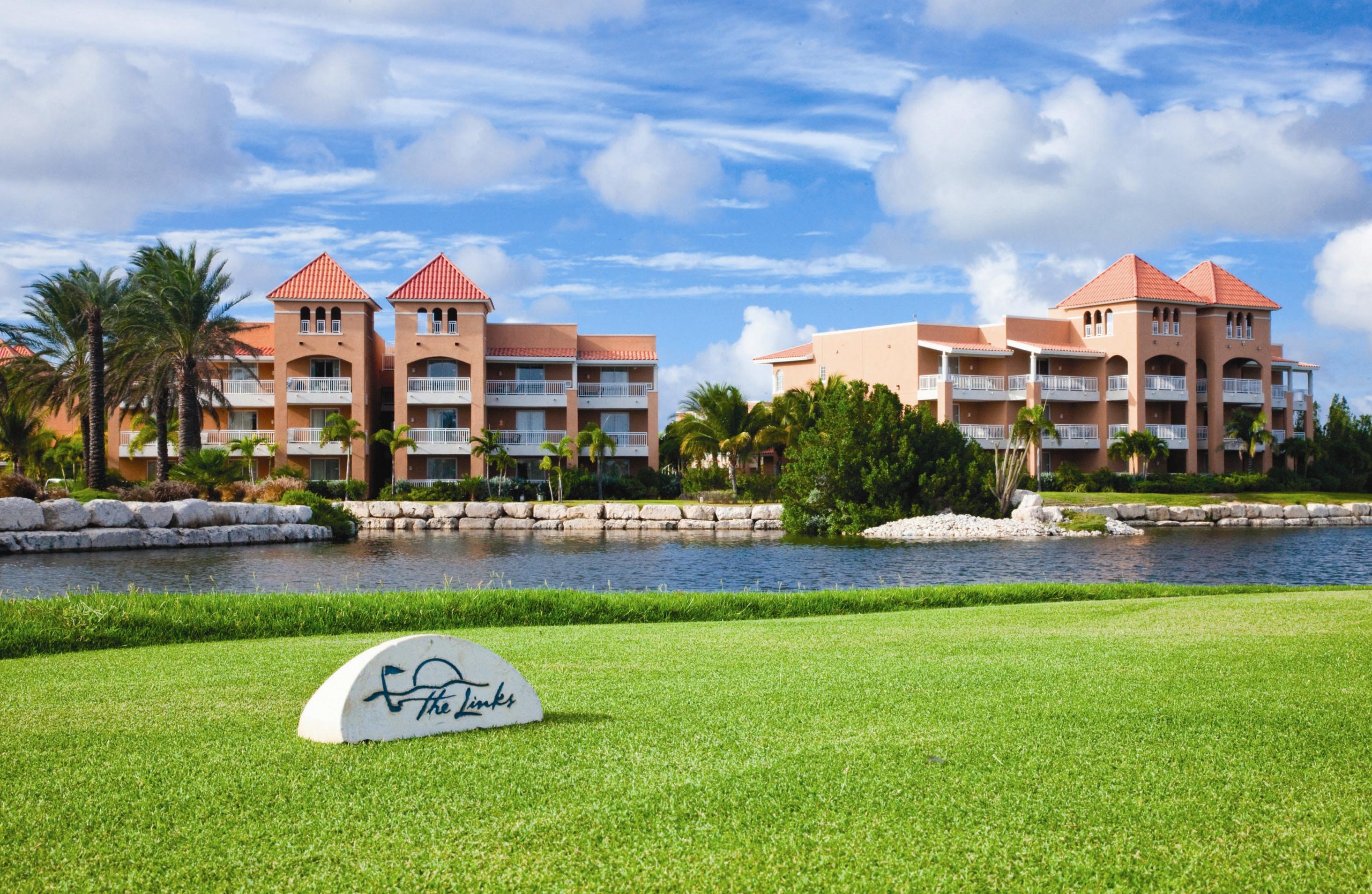 Vista da fachada Divi Village Golf and Beach Resort
