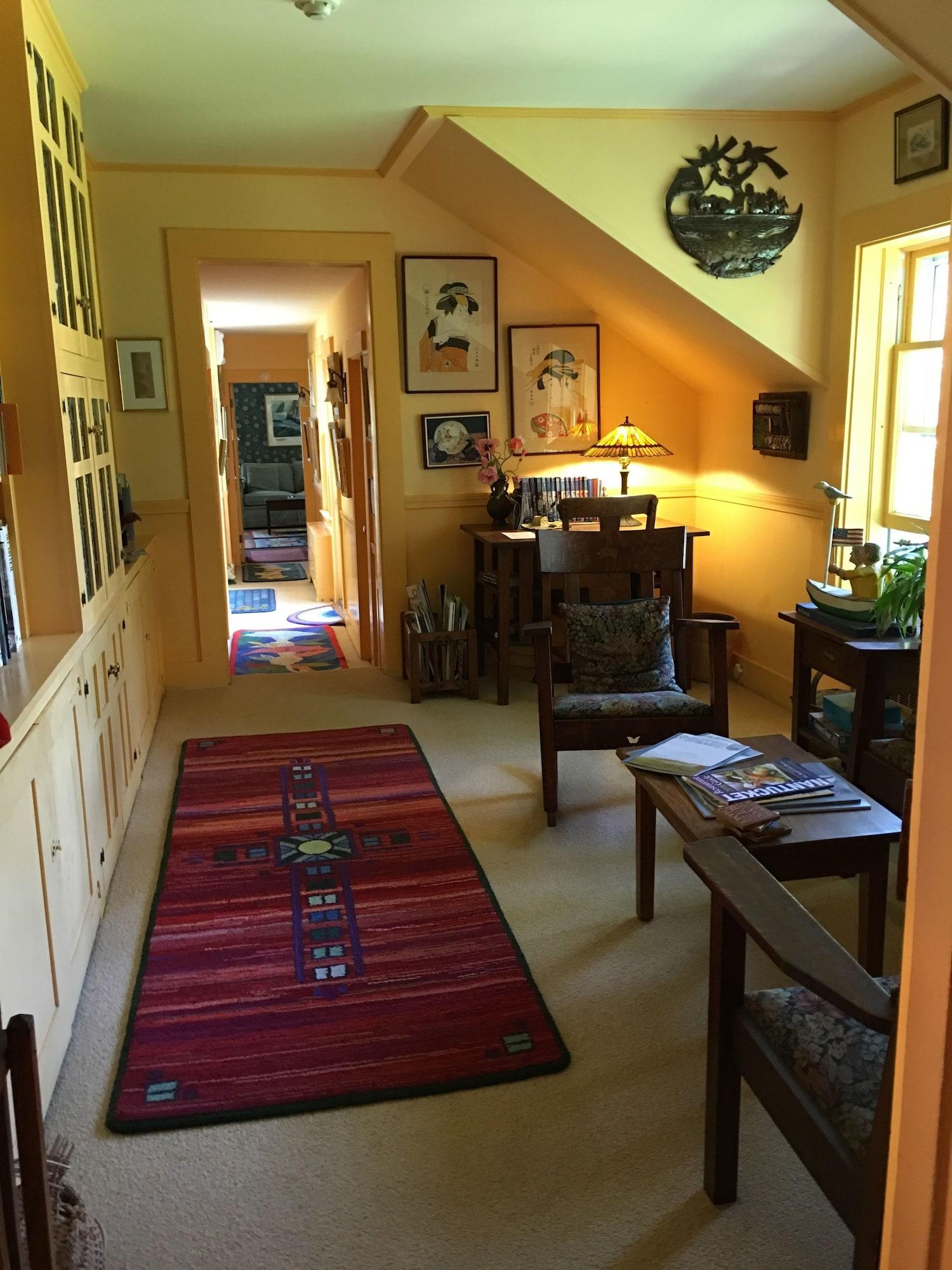 Varios The Chestnut House