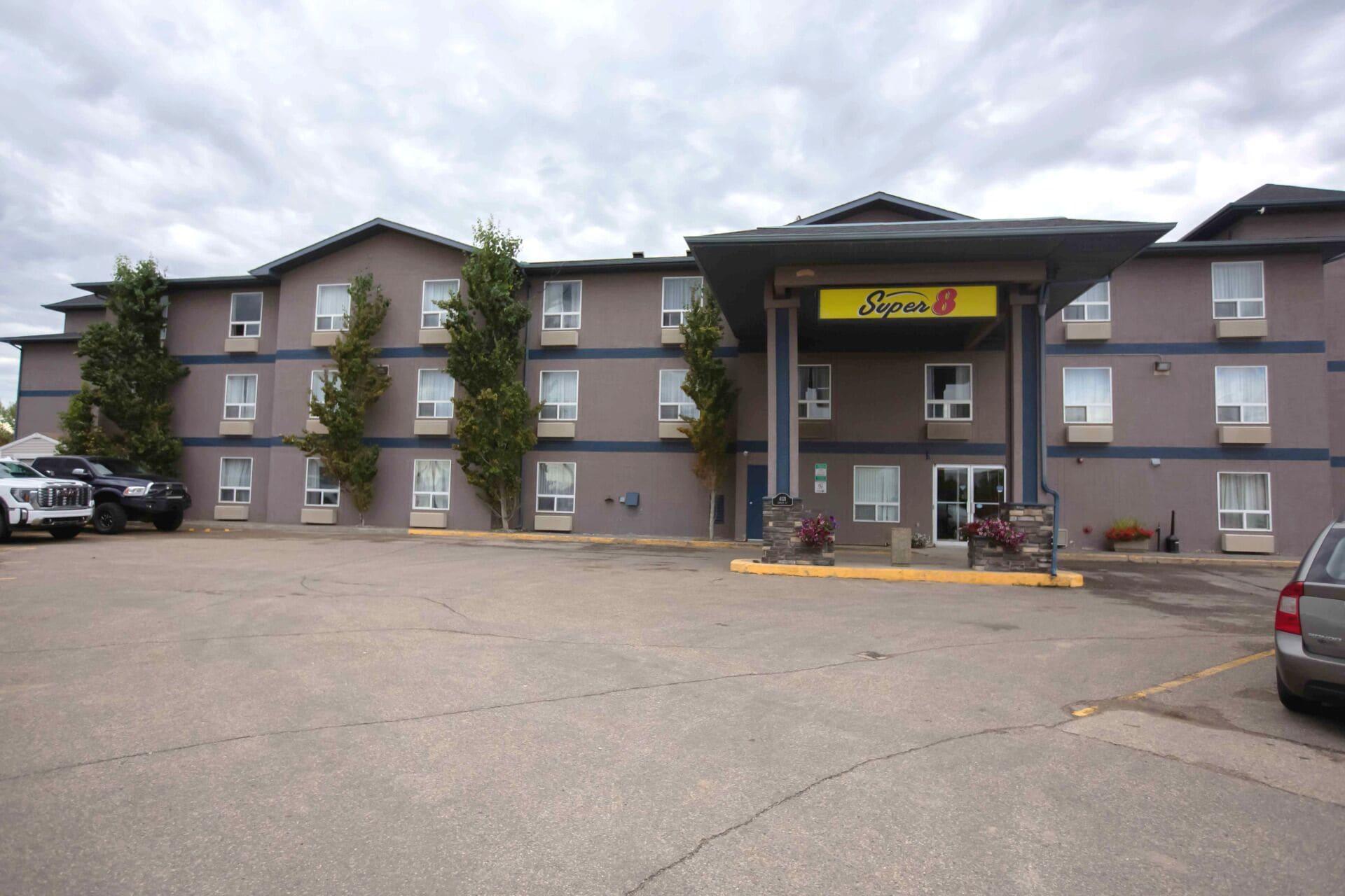 Varios Super 8 by Wyndham Whitecourt