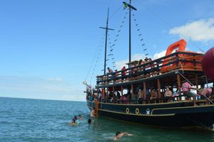 Actividad - Visita la Playa de Ponta Grande en Barco Pirata – Tour de medio día