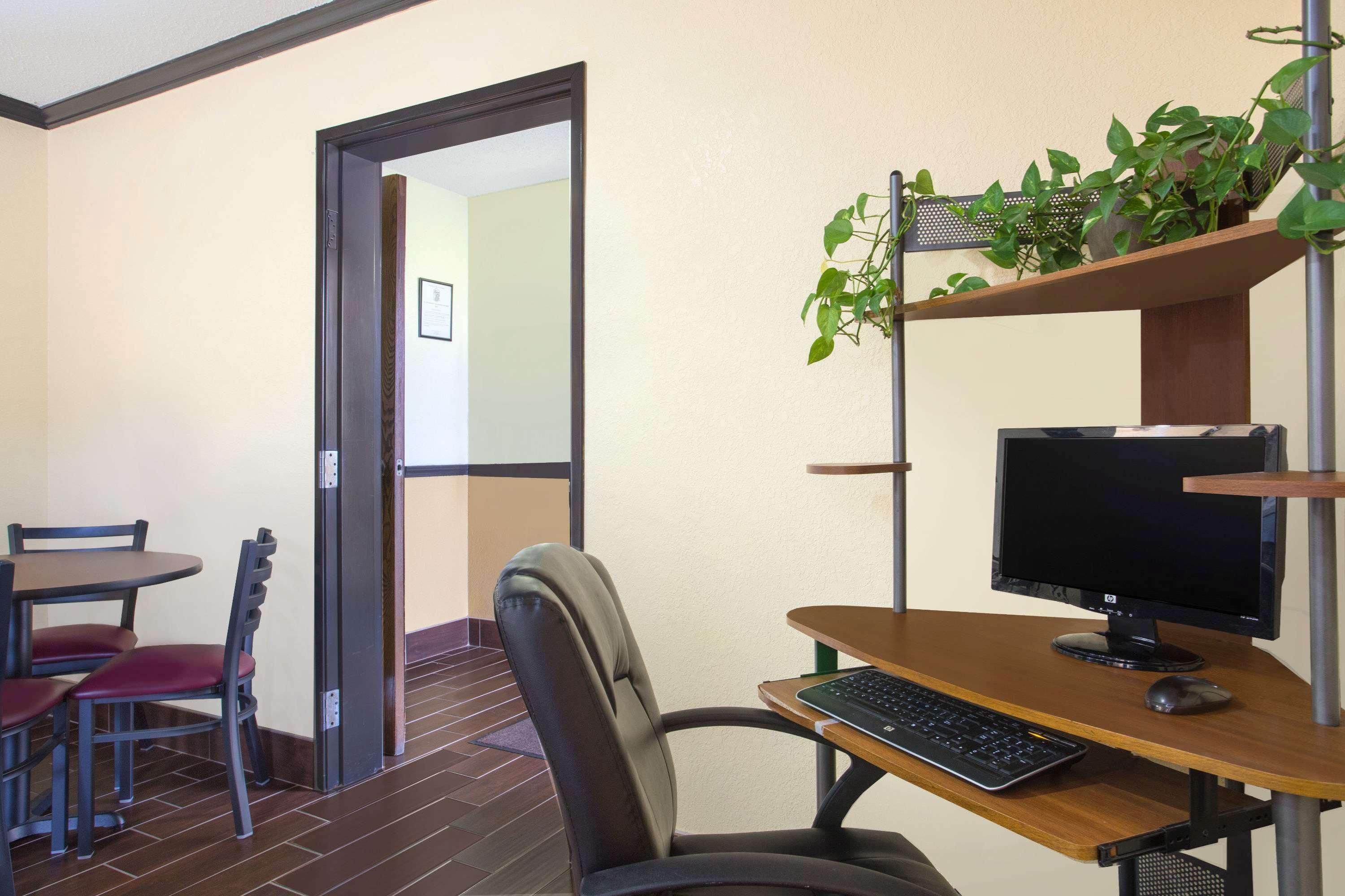 Centro de Negocios Super 8 by Wyndham Douglas