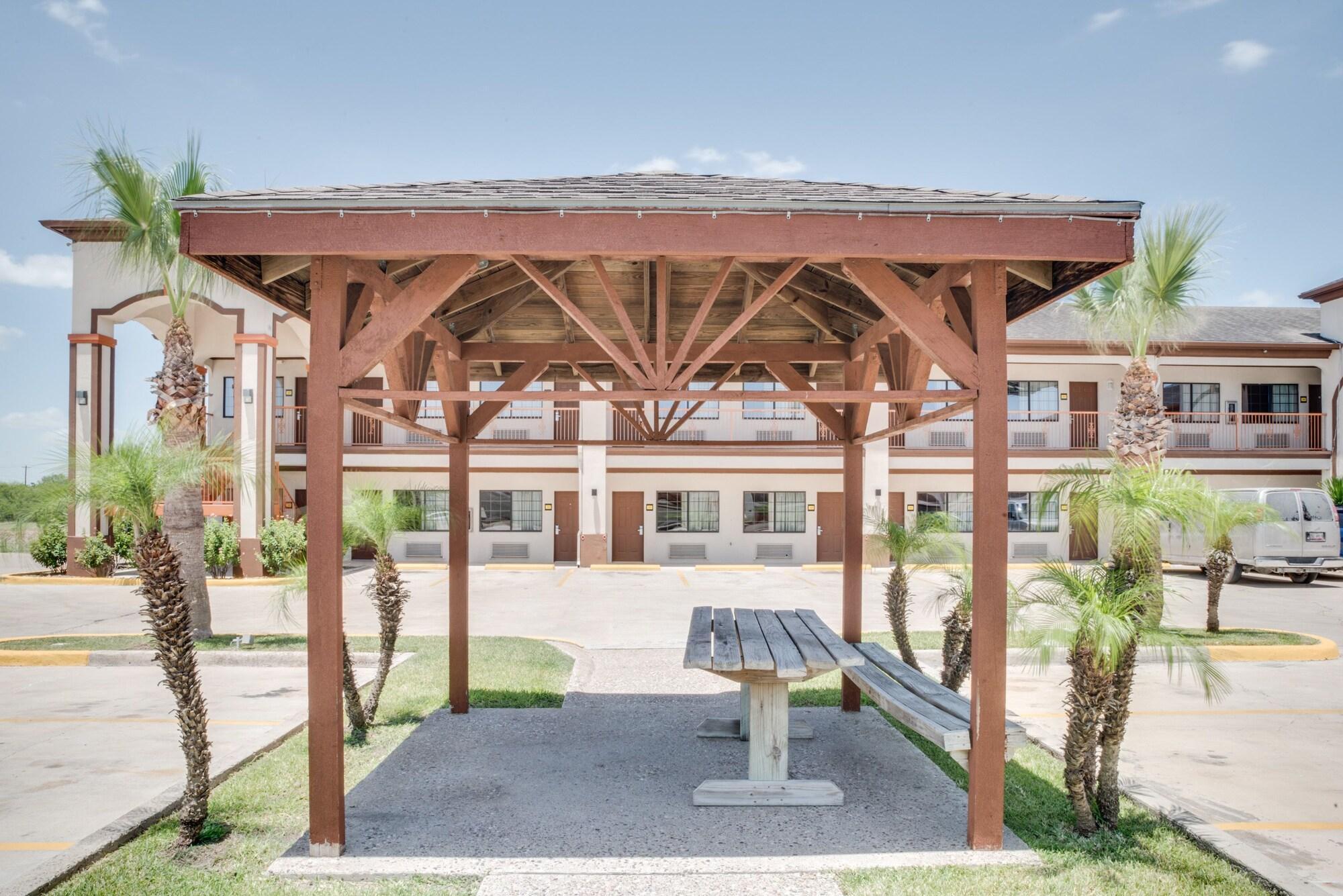 Vista Exterior Lone Star Inn - San Benito Harlingen