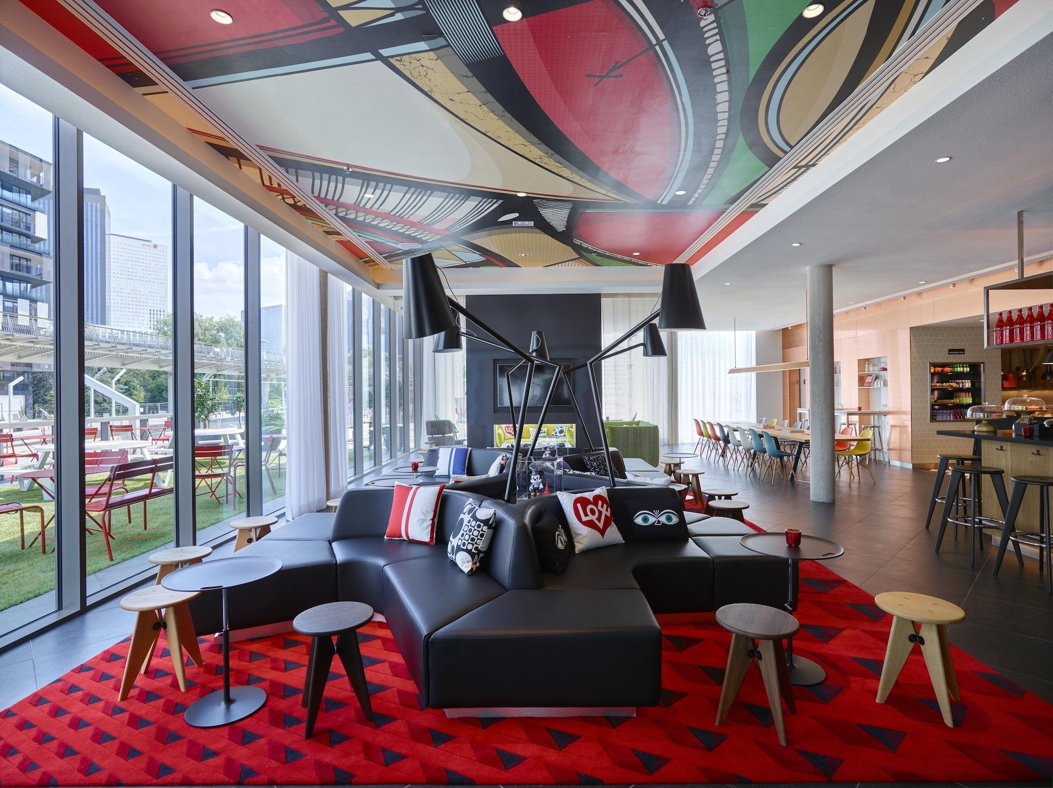 Vista Lobby citizenM Paris la Défense