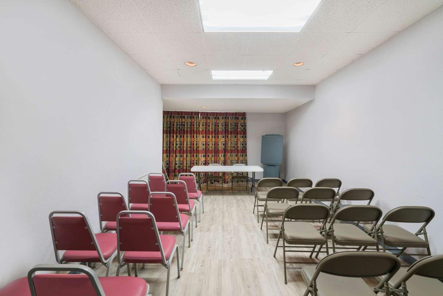 Sala de Reuniones Super 8 by Wyndham Raleigh North East
