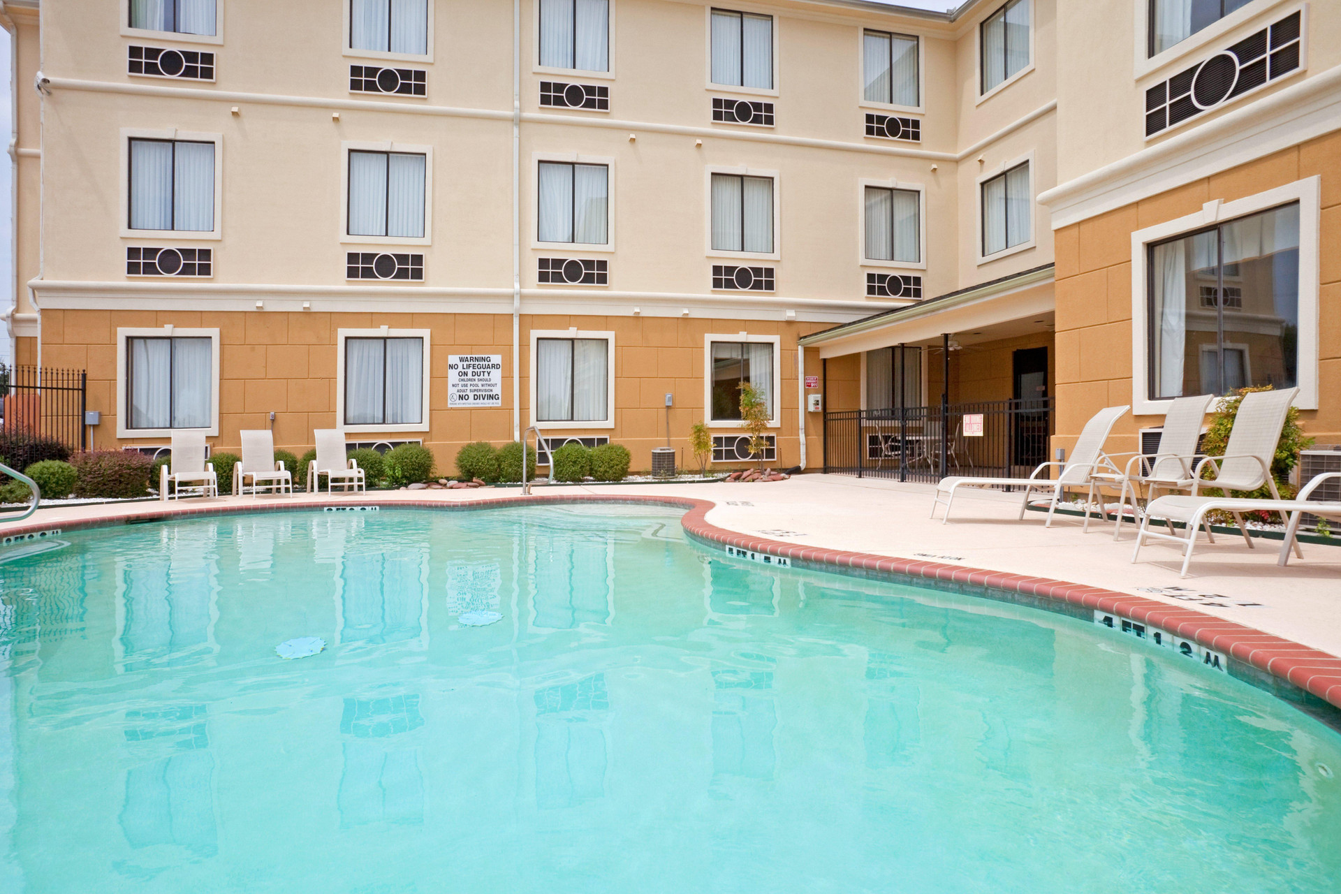 Vista Piscina Holiday Inn Express Hotel & Suites Mount Pleasant by IHG