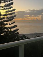 Renta temporal - 100m from the Ocean • Ocean-Facing Miami Beach Escape with Pine Trees & Iguanas