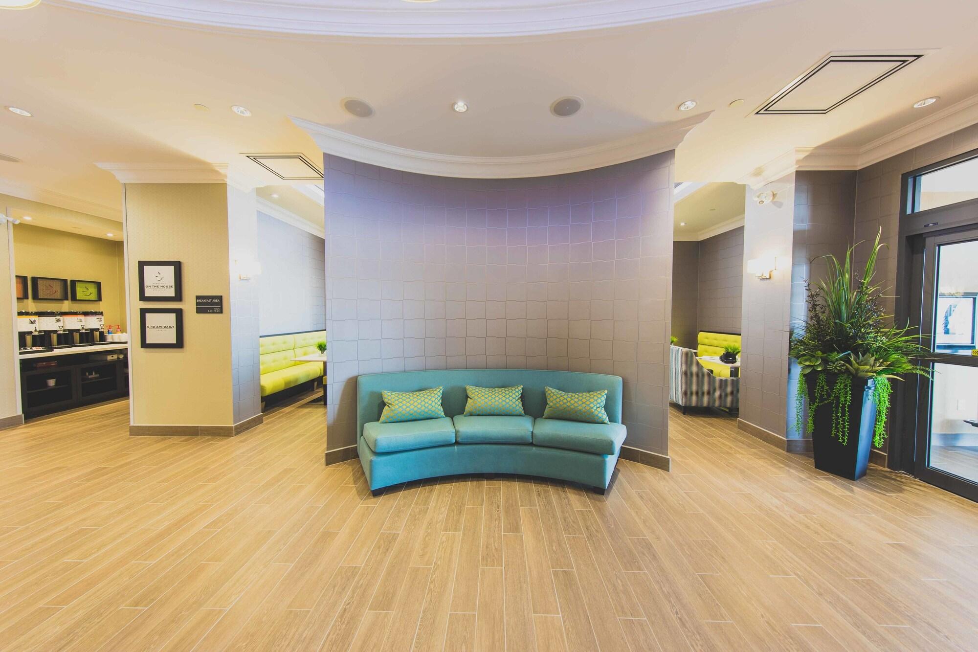 Vista Lobby Hampton Inn & Suites by Hilton Bolton