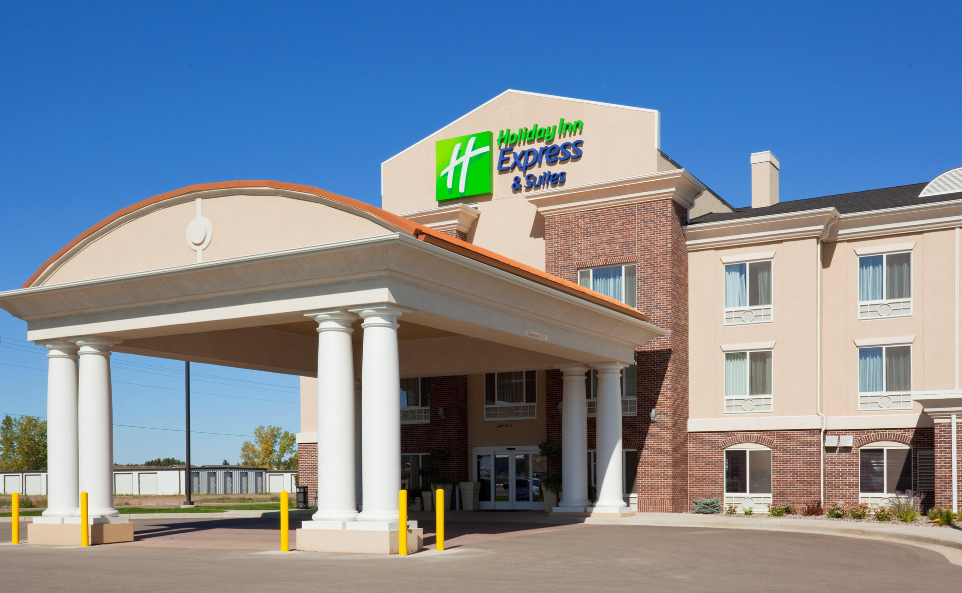 Vista Exterior Holiday Inn Express & Suites Minot by IHG