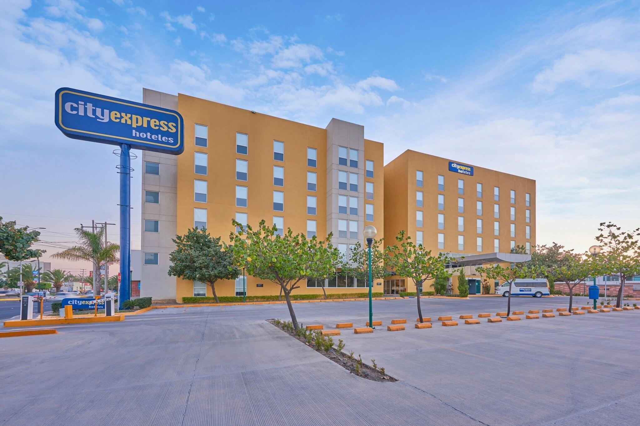 Vista Exterior City Express by Marriott Irapuato Norte