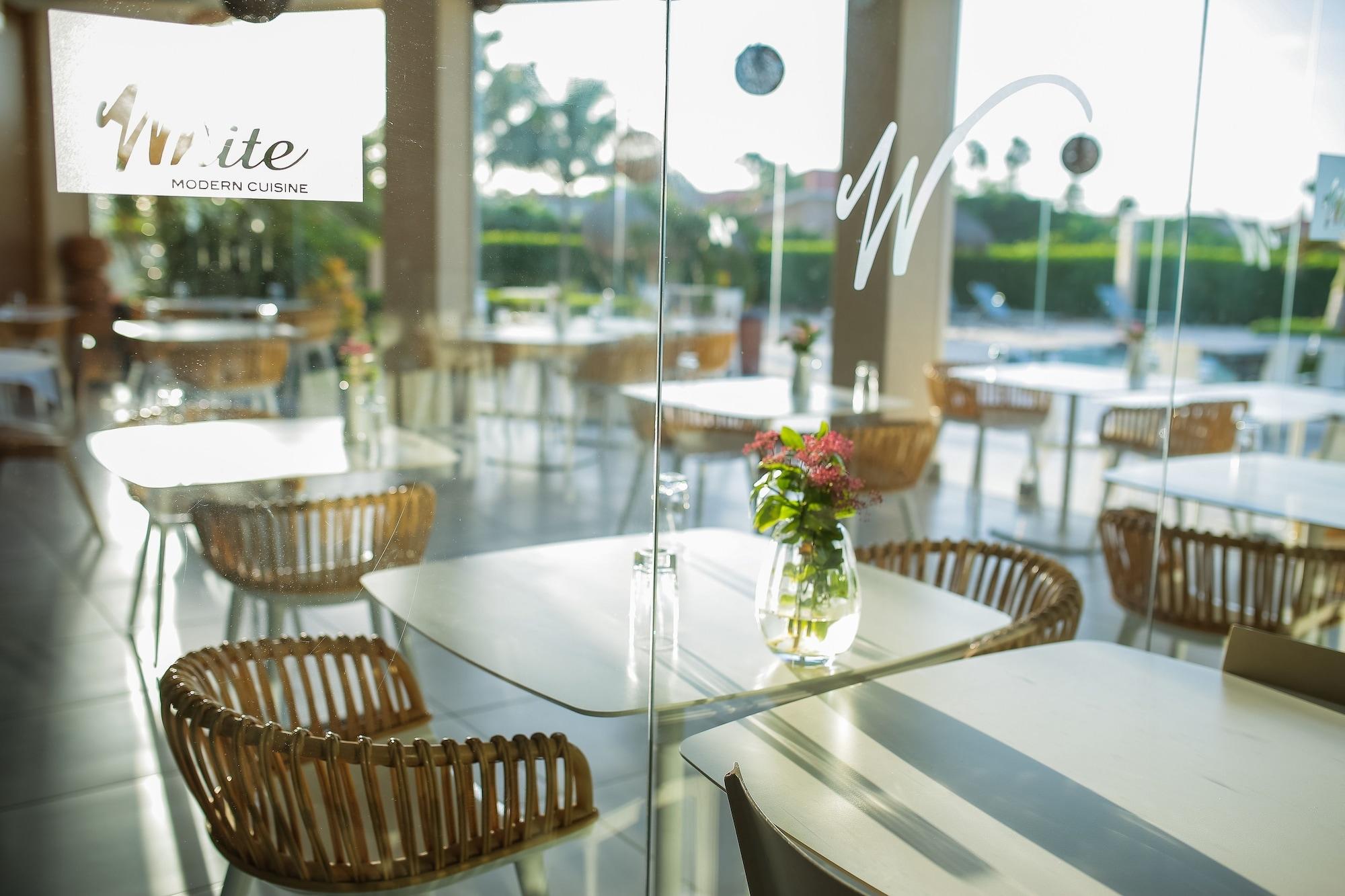 Restaurant Gold Coast Luxurious and Stylish Condo
