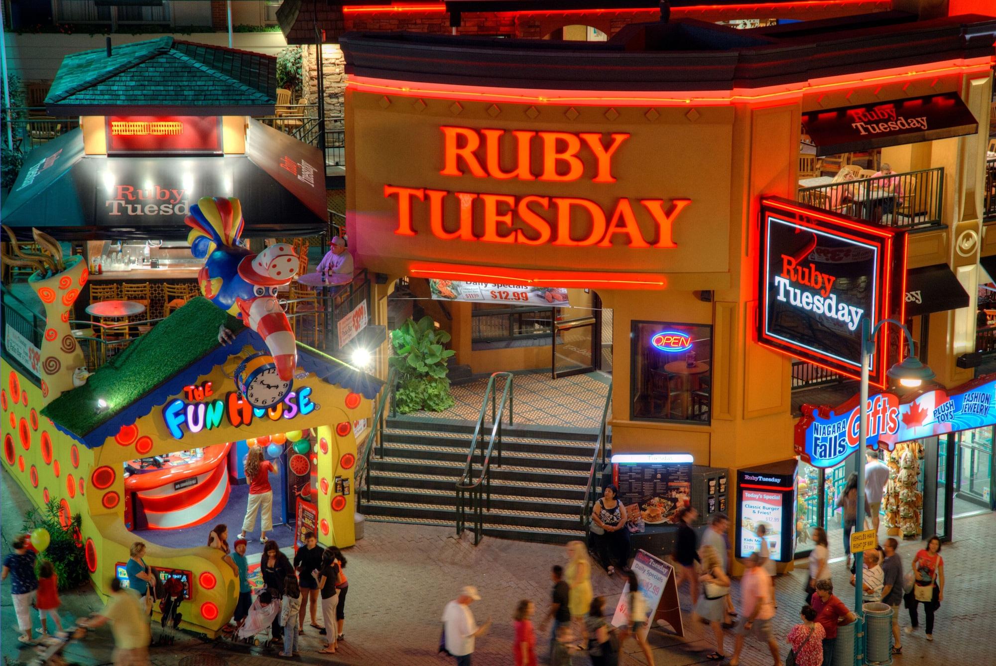 Restaurant Travelodge by Wyndham Niagara Falls at the Falls