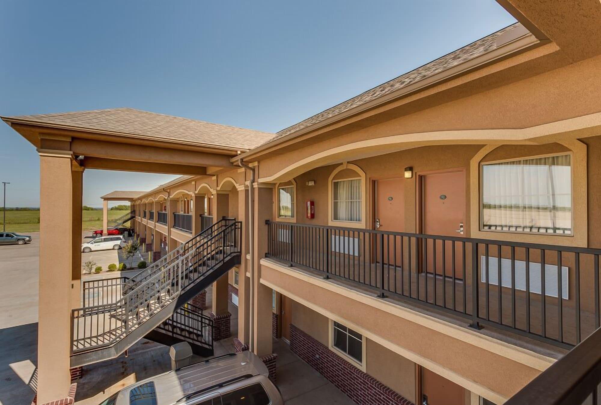 Vista Exterior Executive Inn and Suites Cushing