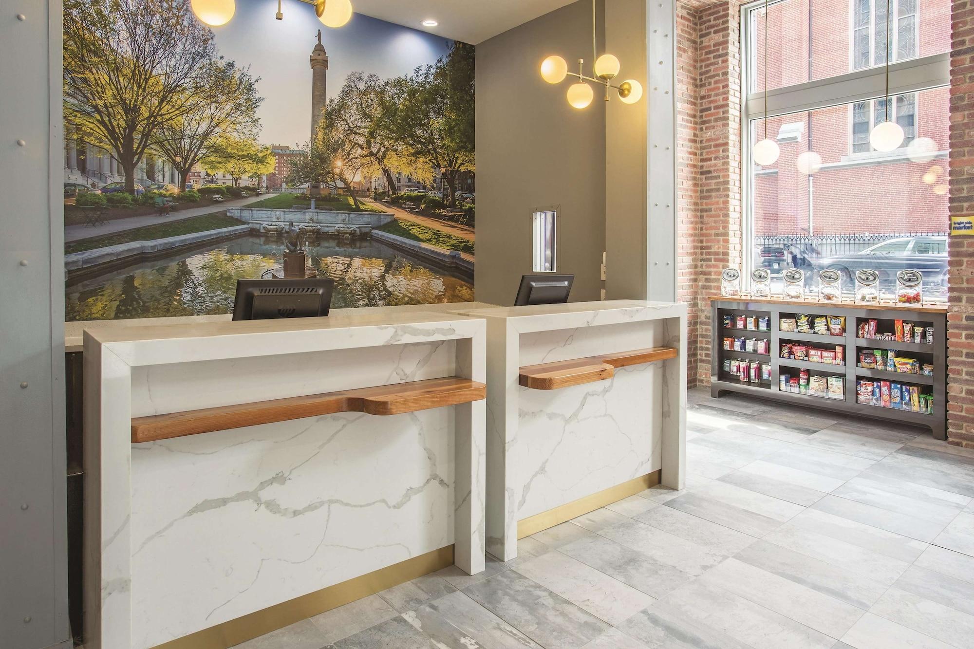 Vista Lobby La Quinta Inn & Suites by Wyndham Baltimore Downtown
