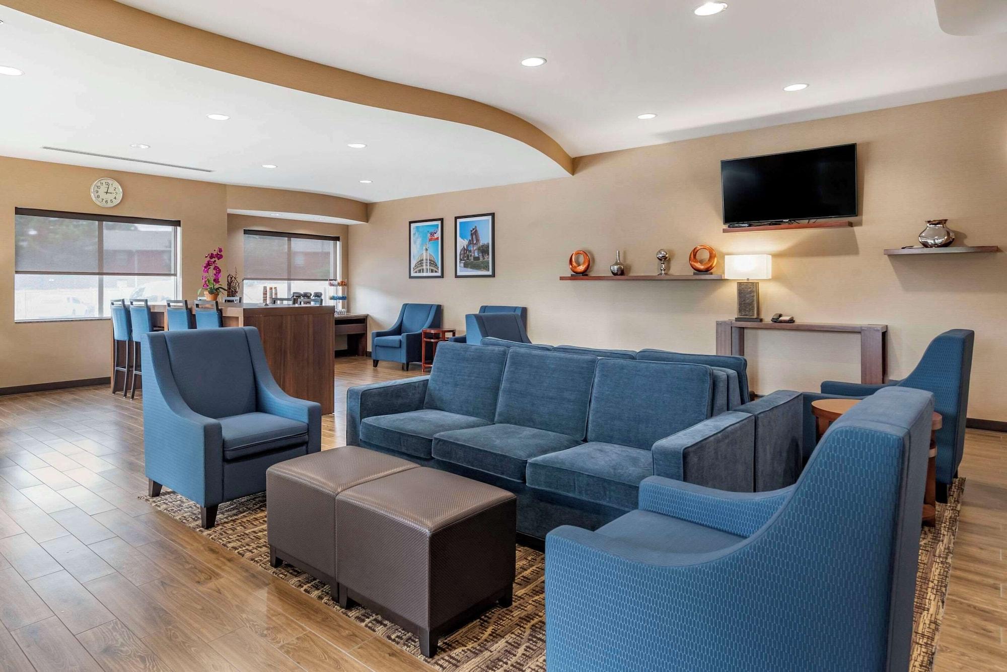 Vista Lobby Comfort Suites Airport