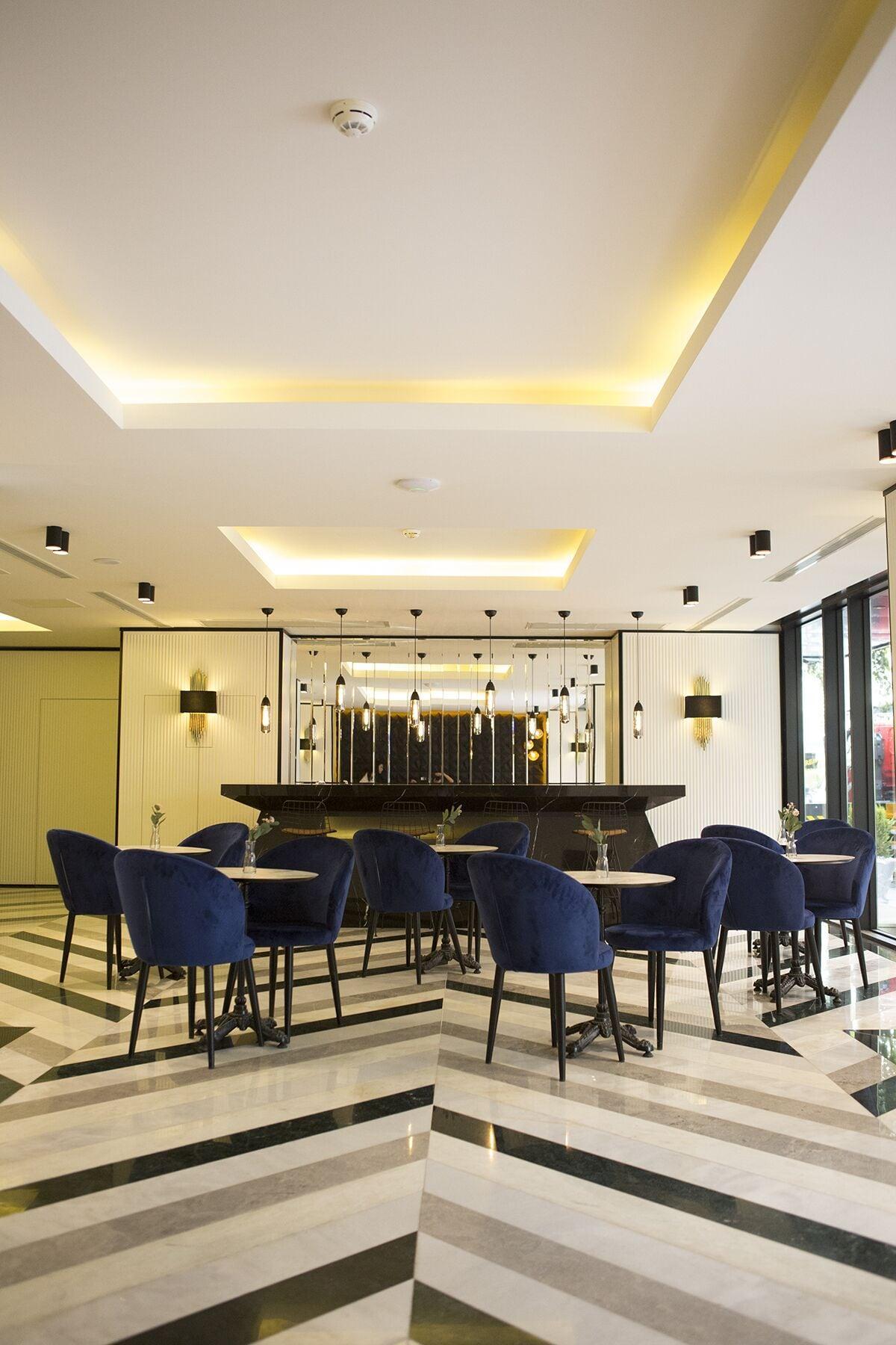 Bar/Salón Emens Hotel