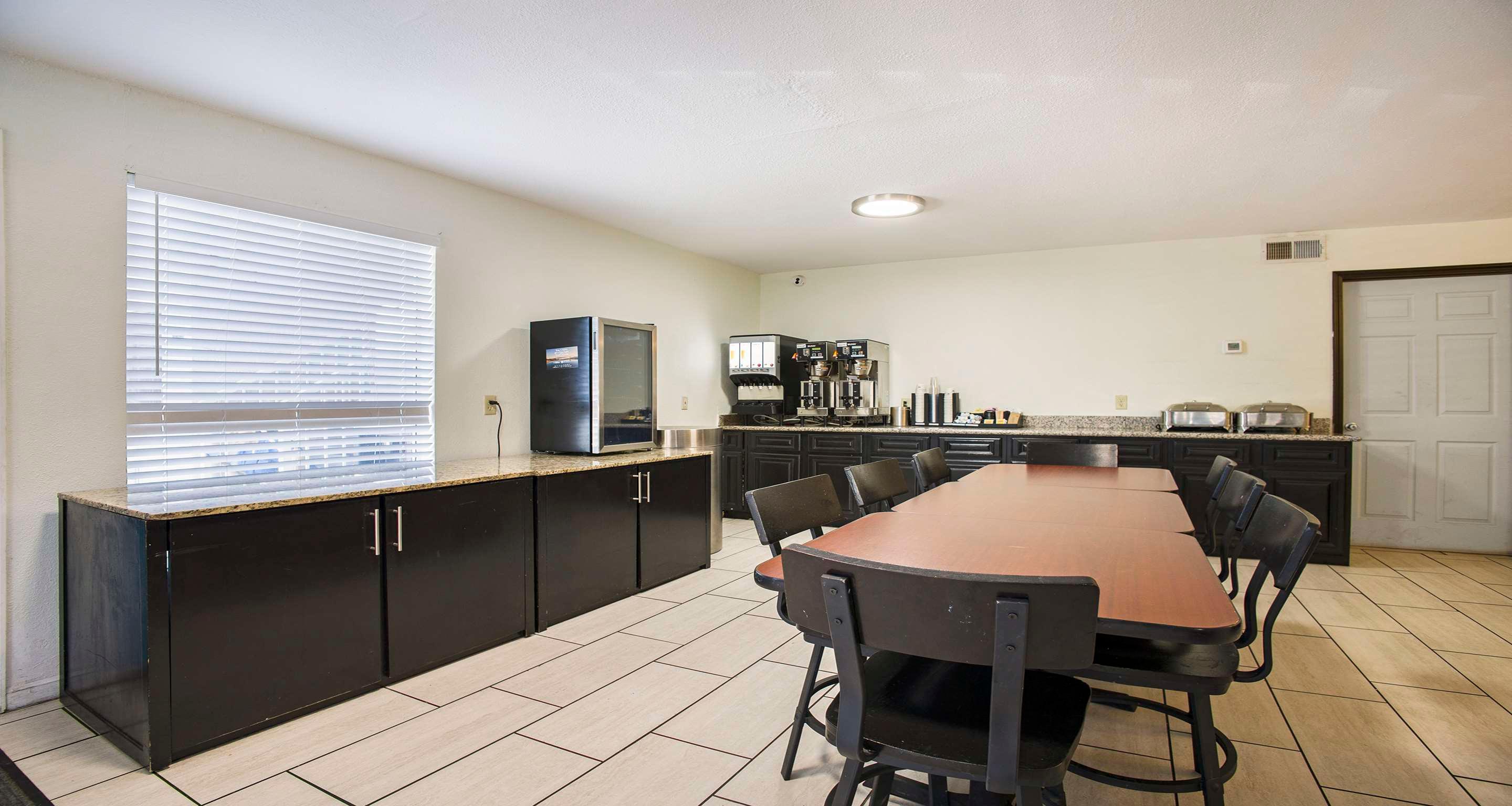 Restaurant SureStay Plus Hotel by Best Western Sacramento North